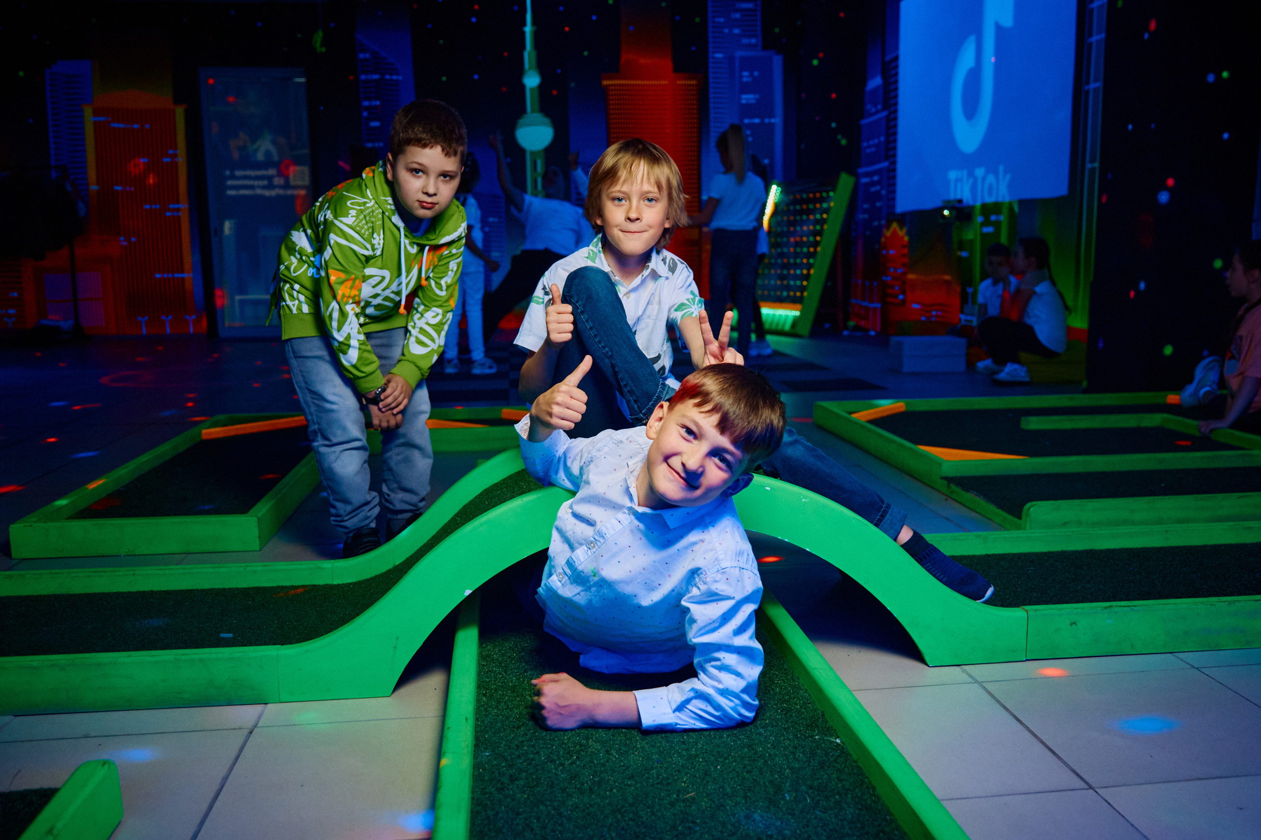Фотограф на дитячий день народження у Дніпрі - неоновий клуб City Golf