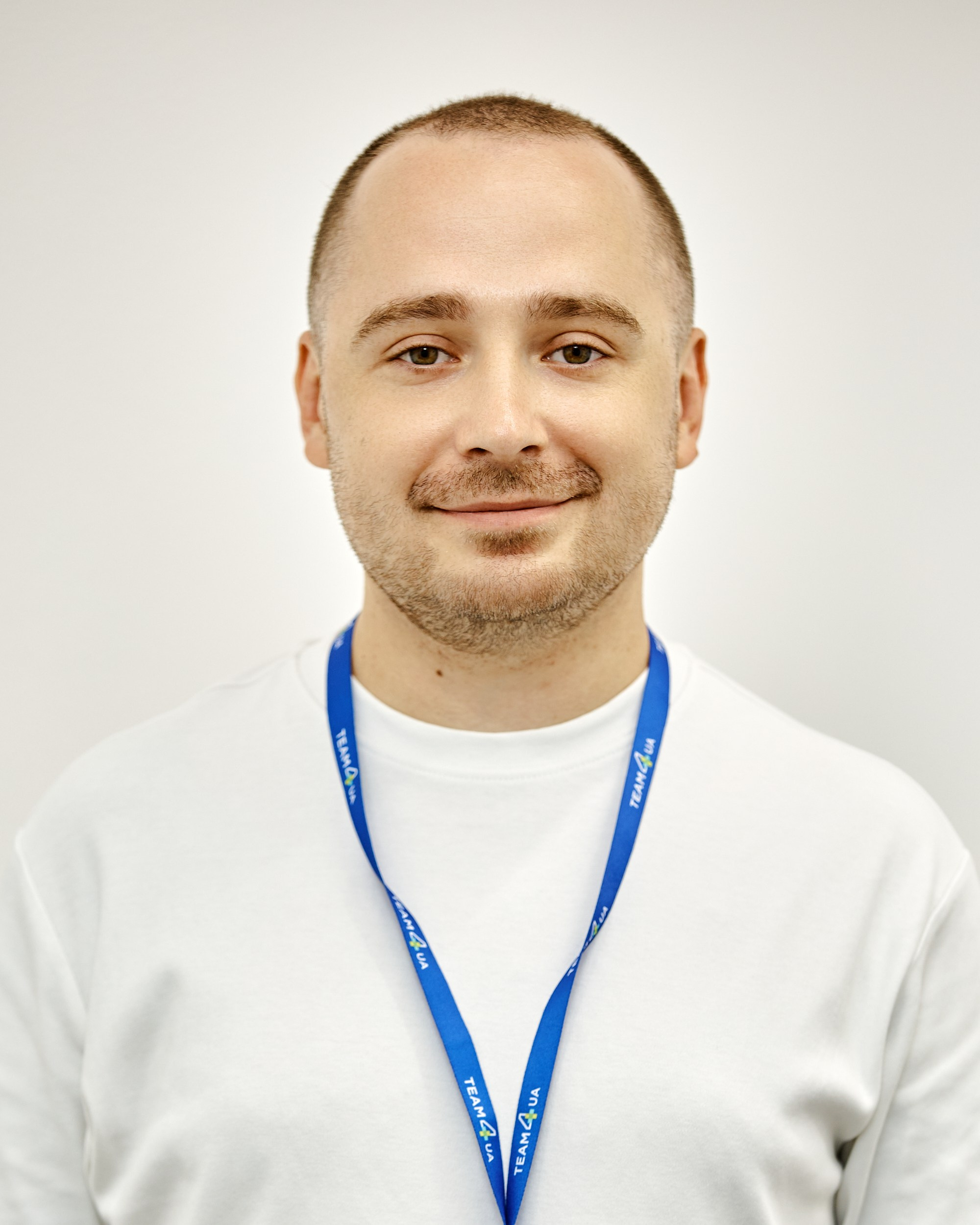 Бизнес портреты для сайта компании на белом фоне