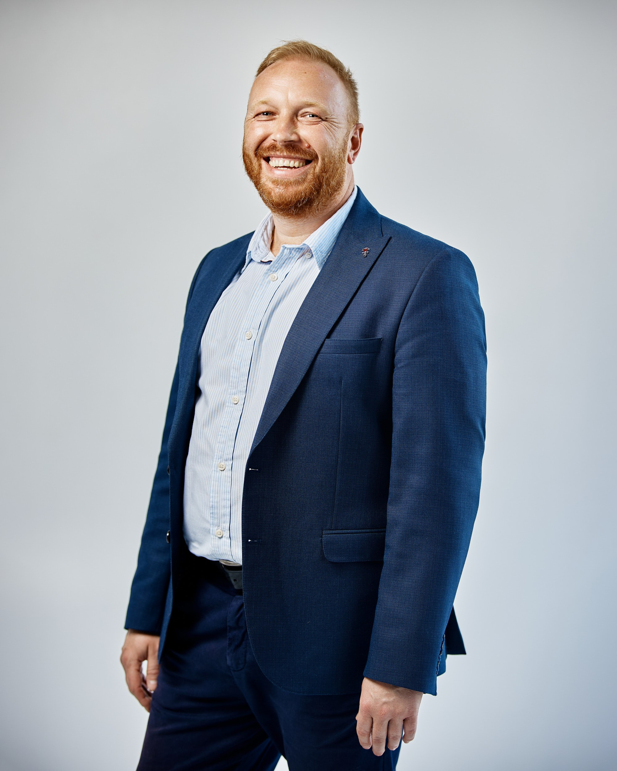 Бизнес портреты для сайта компании на белом фоне