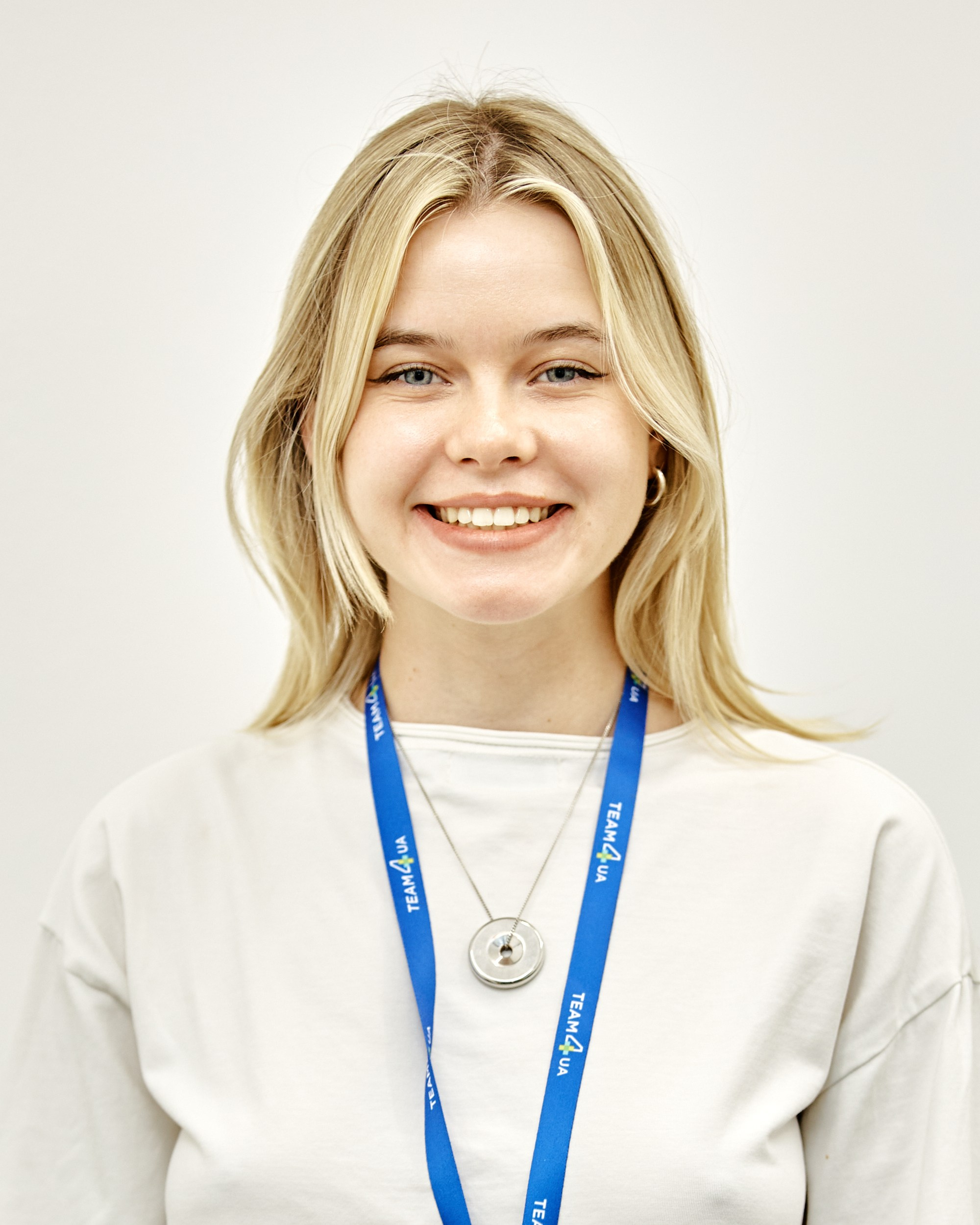 Бизнес портреты для сайта компании на белом фоне