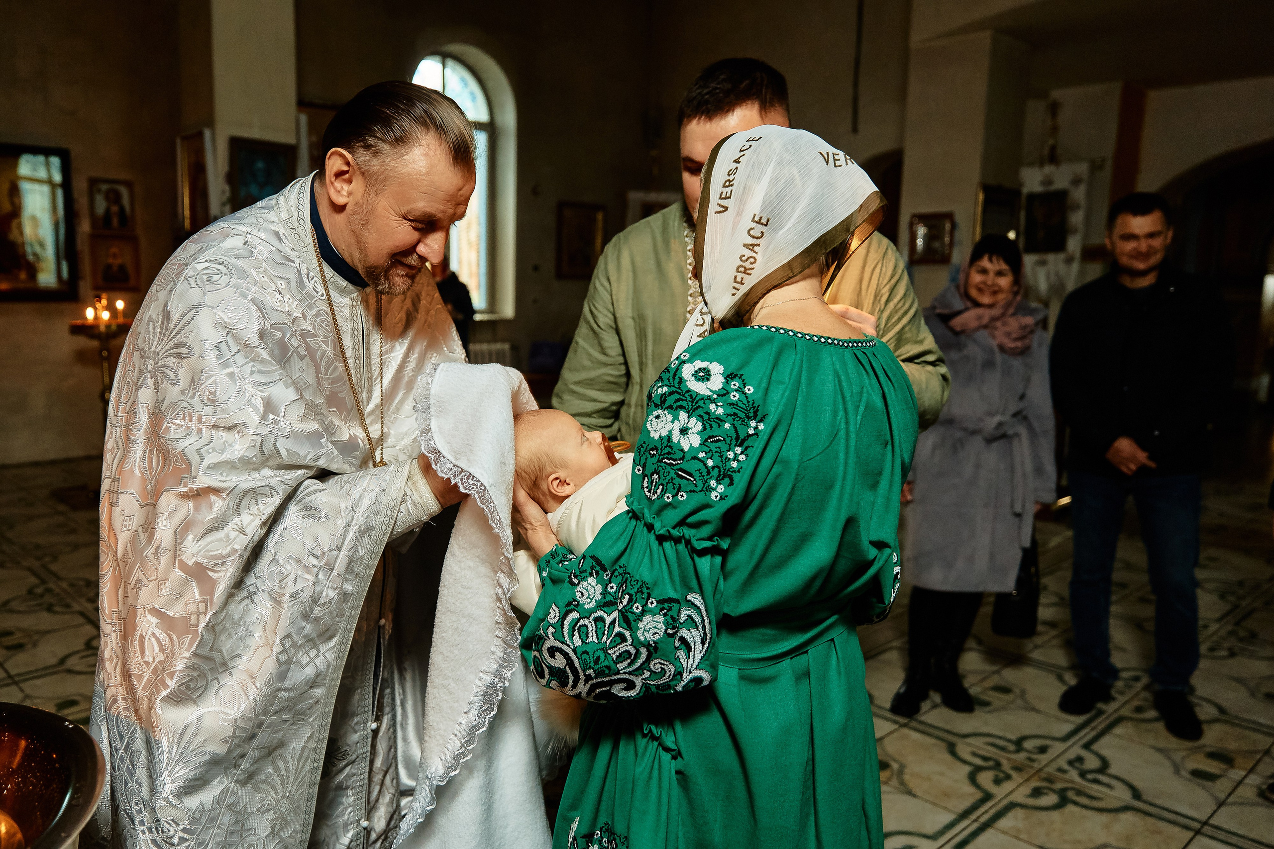 Зйомка хрестин у Дніпрі. Найкращі моменти цього таїнства