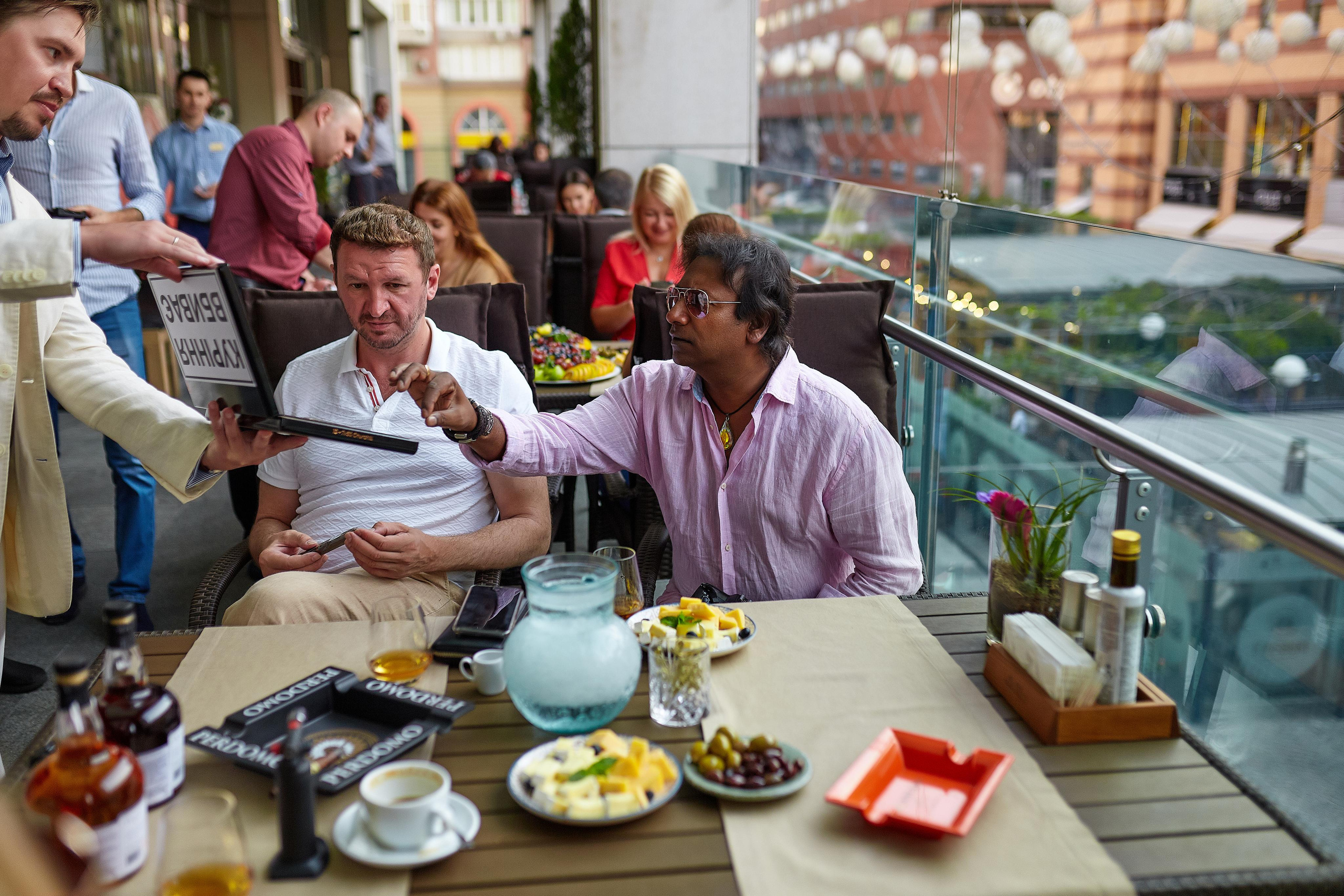 Фотосессія У Ресторані. Сигарна Вечірка