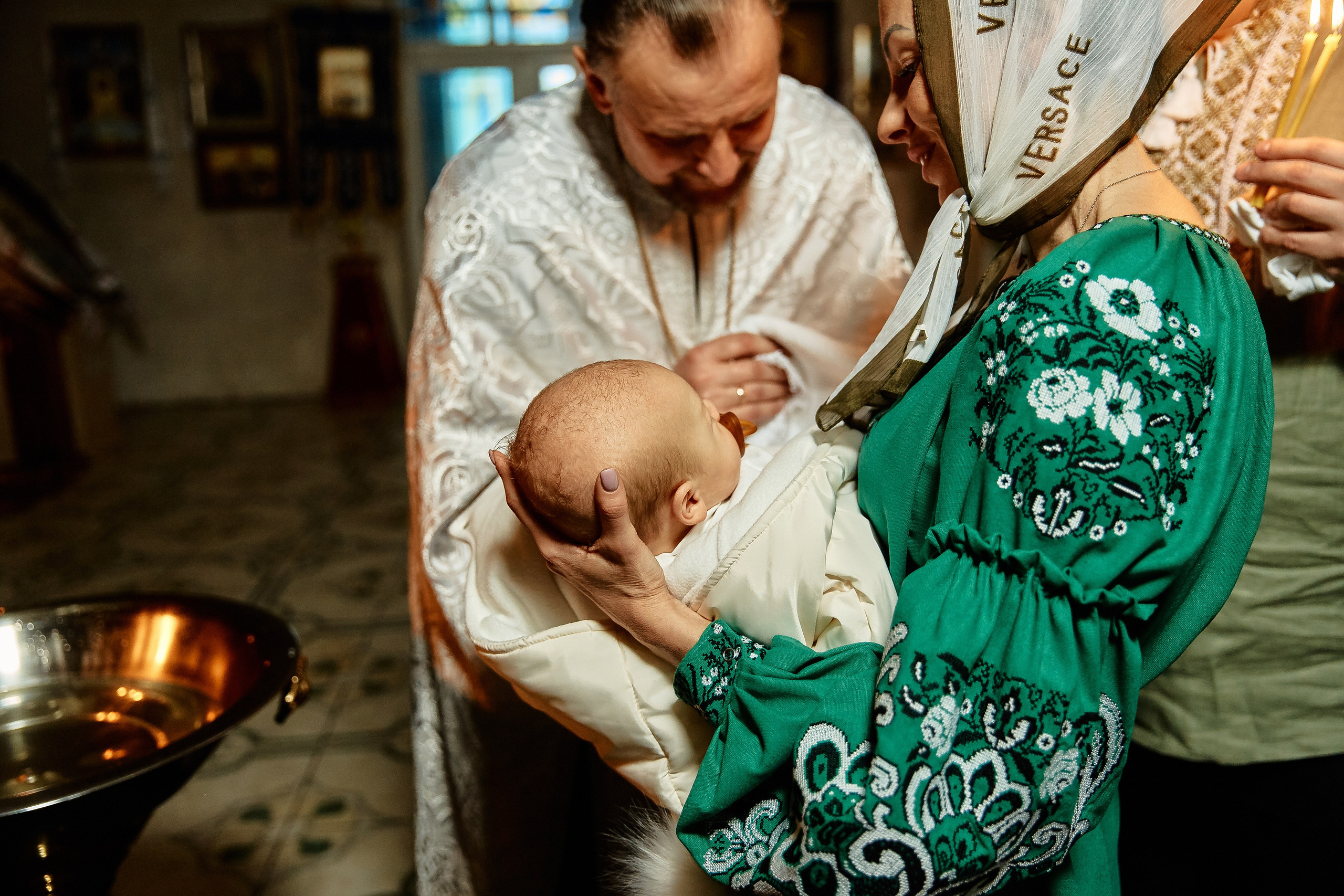 Зйомка хрестин у Дніпрі. Найкращі моменти цього таїнства