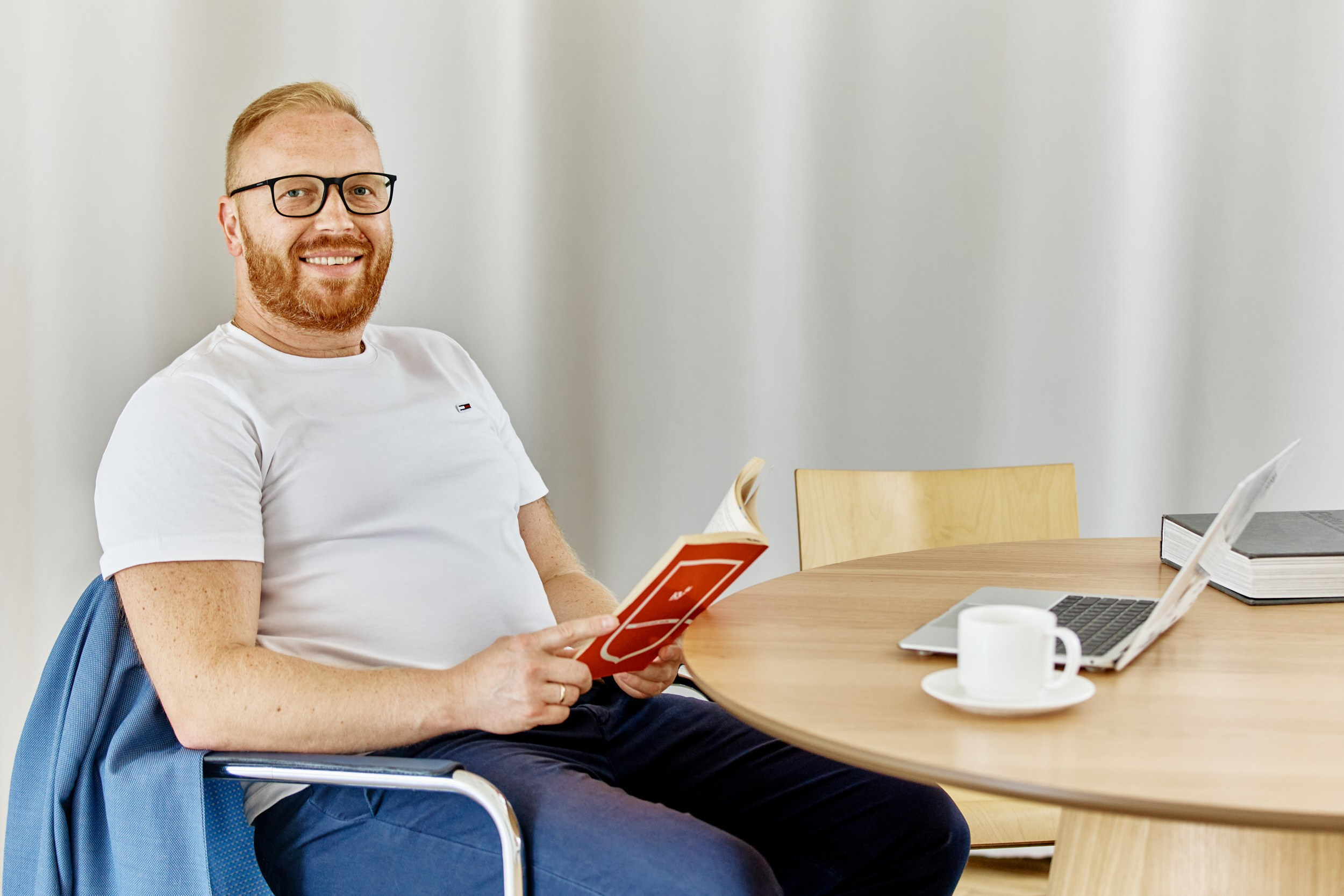 Бизнес портреты для сайта компании на белом фоне