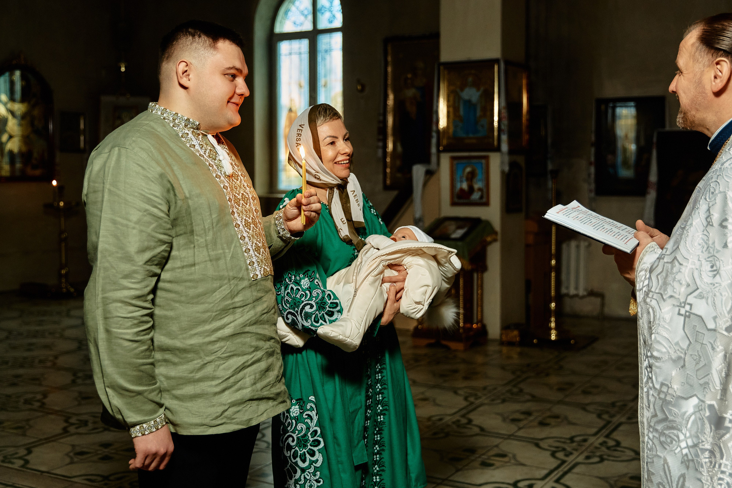 Зйомка хрестин у Дніпрі. Найкращі моменти цього таїнства