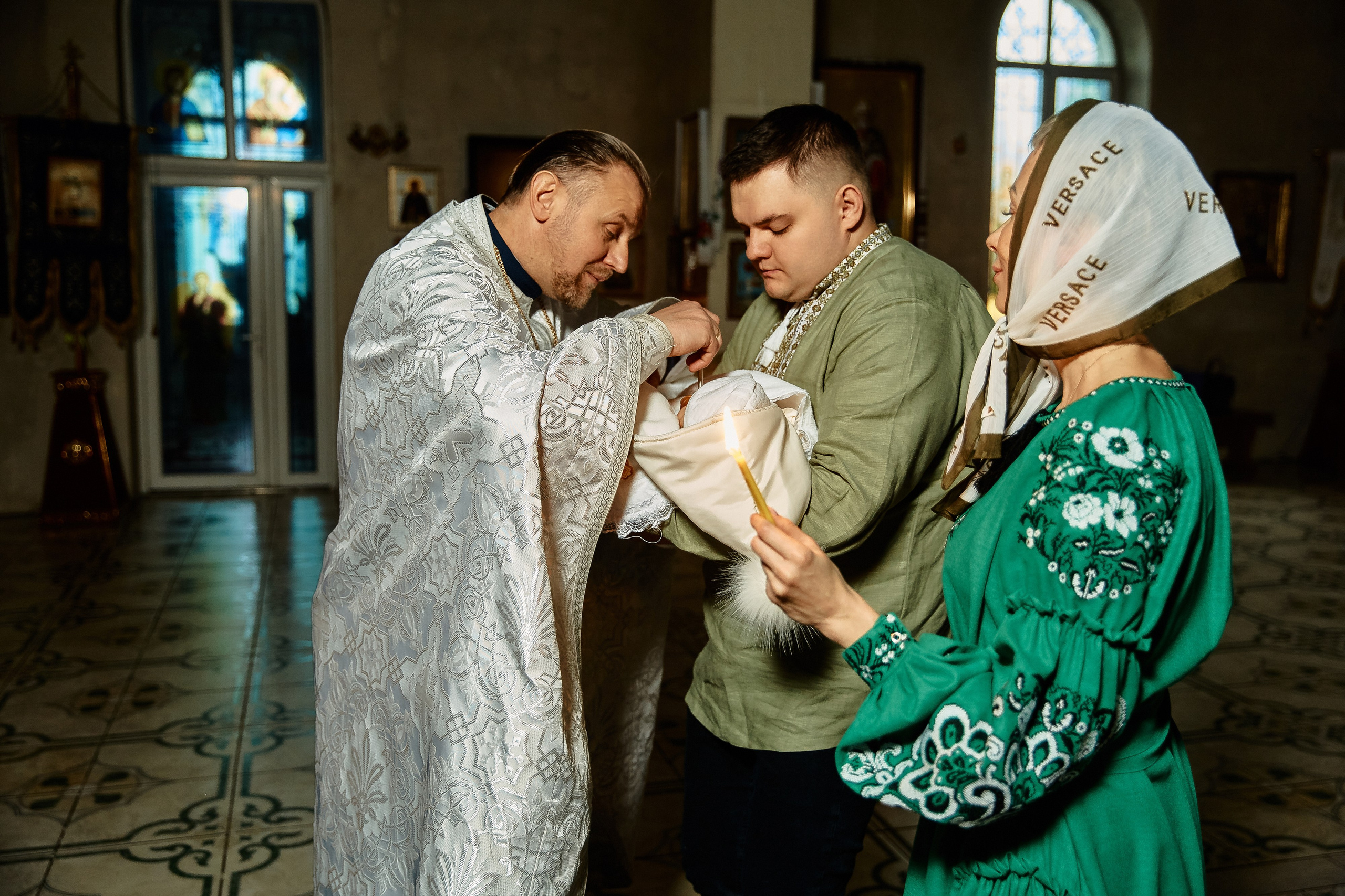 Зйомка хрестин у Дніпрі. Найкращі моменти цього таїнства