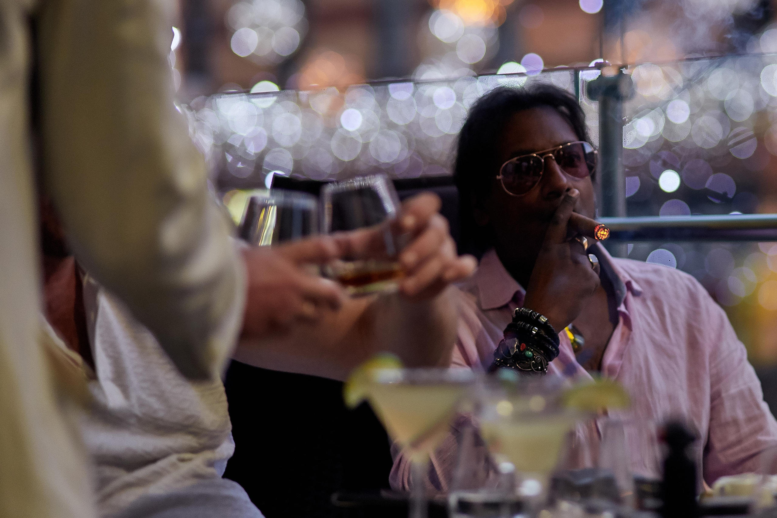 Фотосессія У Ресторані. Сигарна Вечірка