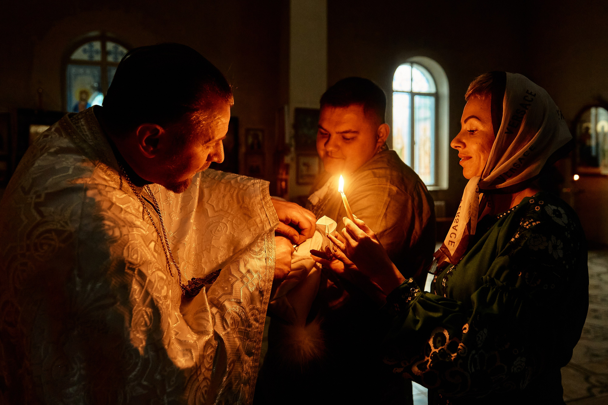 Зйомка хрестин у Дніпрі. Найкращі моменти цього таїнства