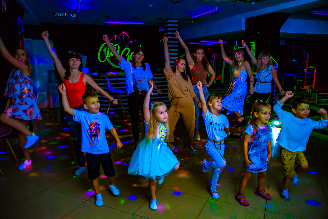 Фотограф на дитячий день народження у Дніпрі - неоновий клуб City Golf