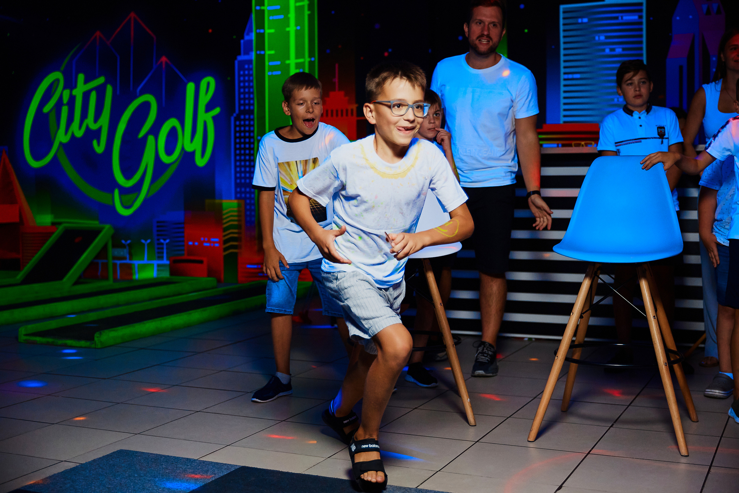 Фотограф на дитячий день народження у Дніпрі - неоновий клуб City Golf