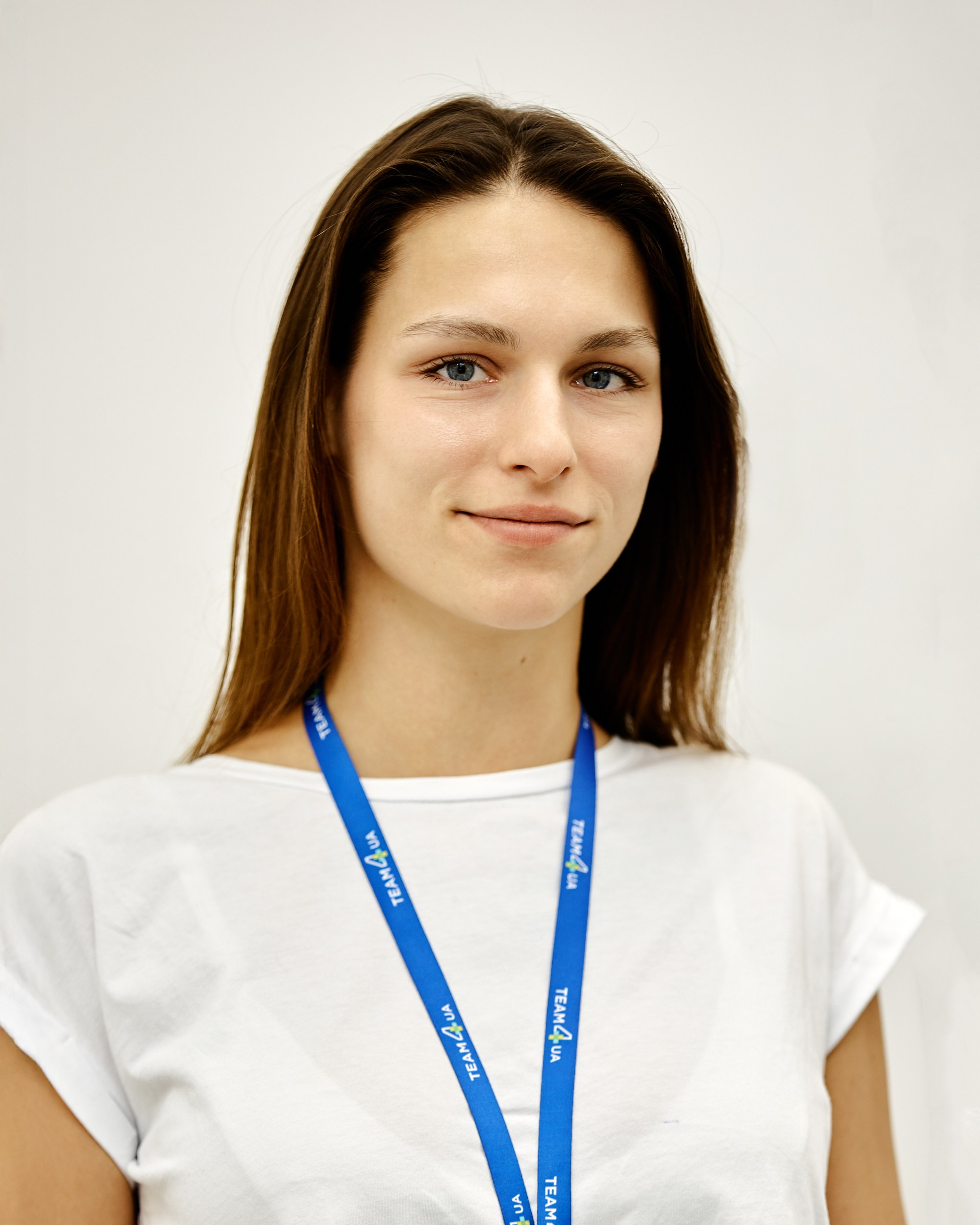 Бизнес портреты для сайта компании на белом фоне