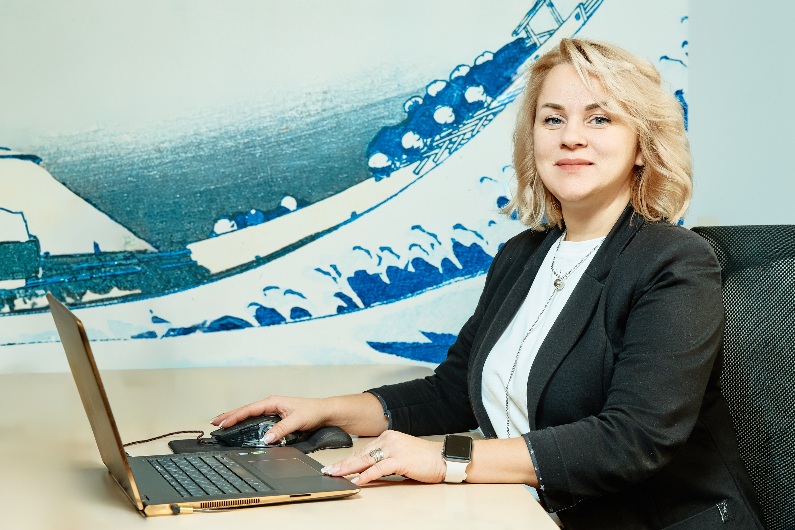 Бизнес портреты для сайта компании на белом фоне