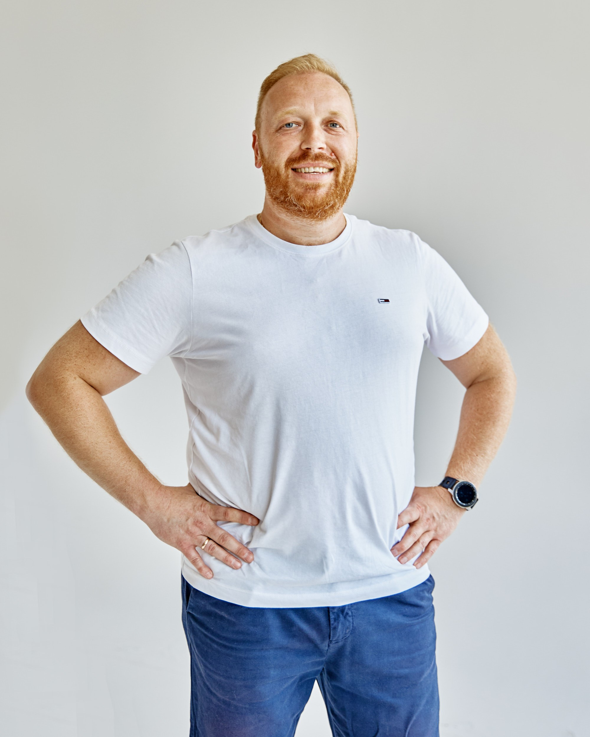 Бизнес портреты для сайта компании на белом фоне