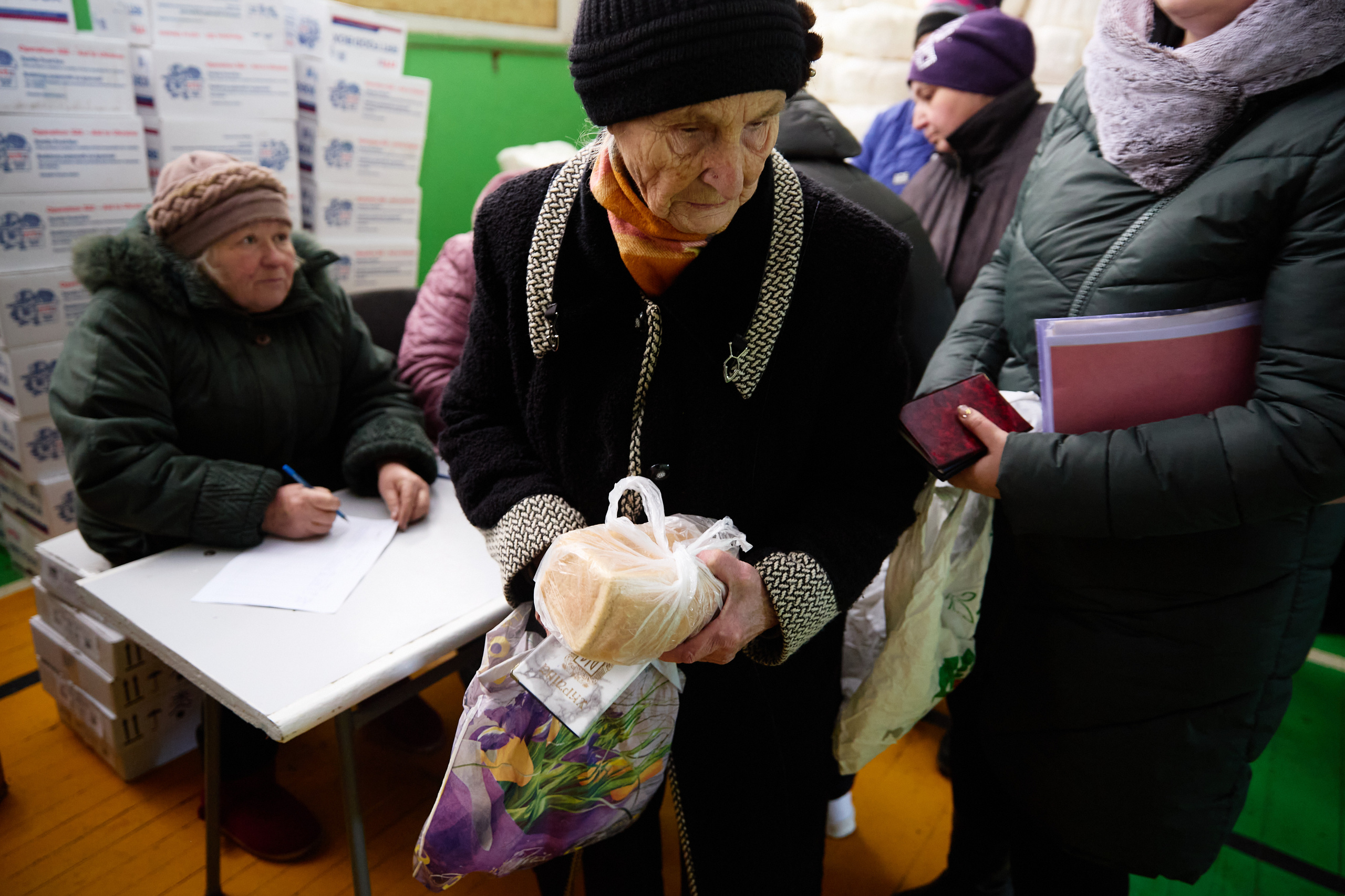 Високопілля. Херсонська область. Видача гуманітарної допомоги