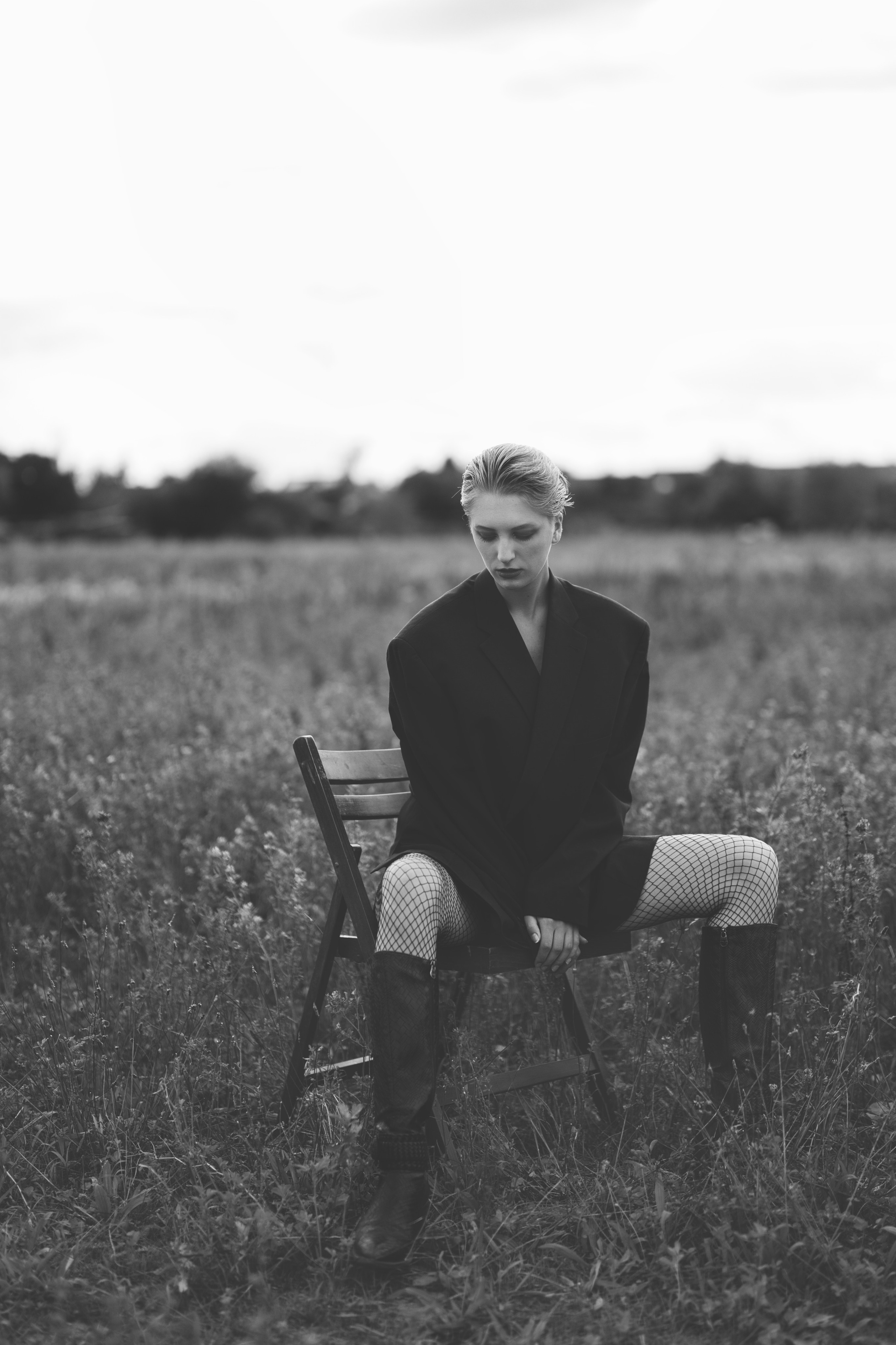 Фотосесія зі стільцем в полі. Фотограф Анастасія Залужна | Манхайм