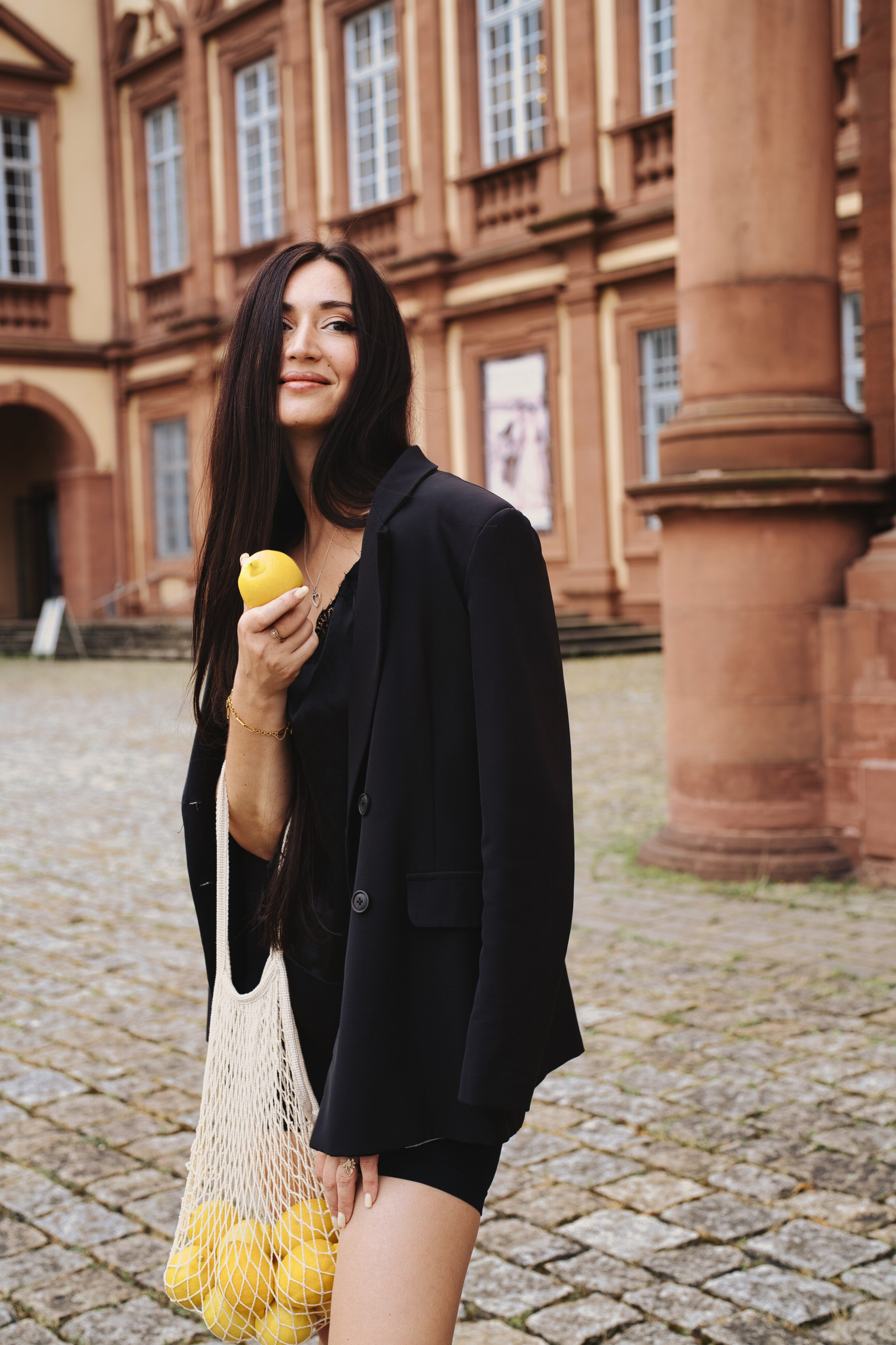 Фотосесія з лимонами в місті. Фотограф Анастасія Залужна | Манхайм