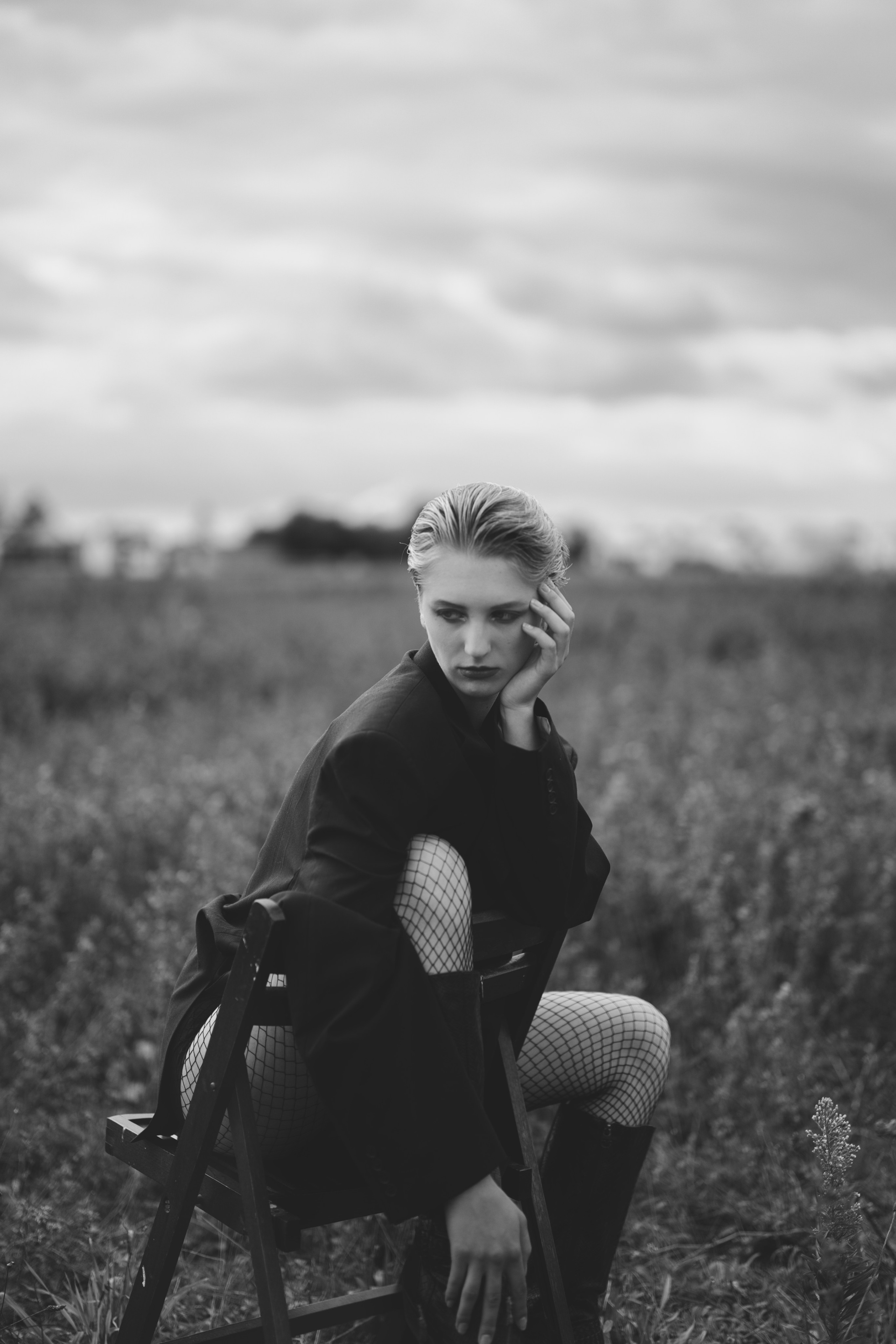 Фотосесія зі стільцем в полі. Фотограф Анастасія Залужна | Манхайм