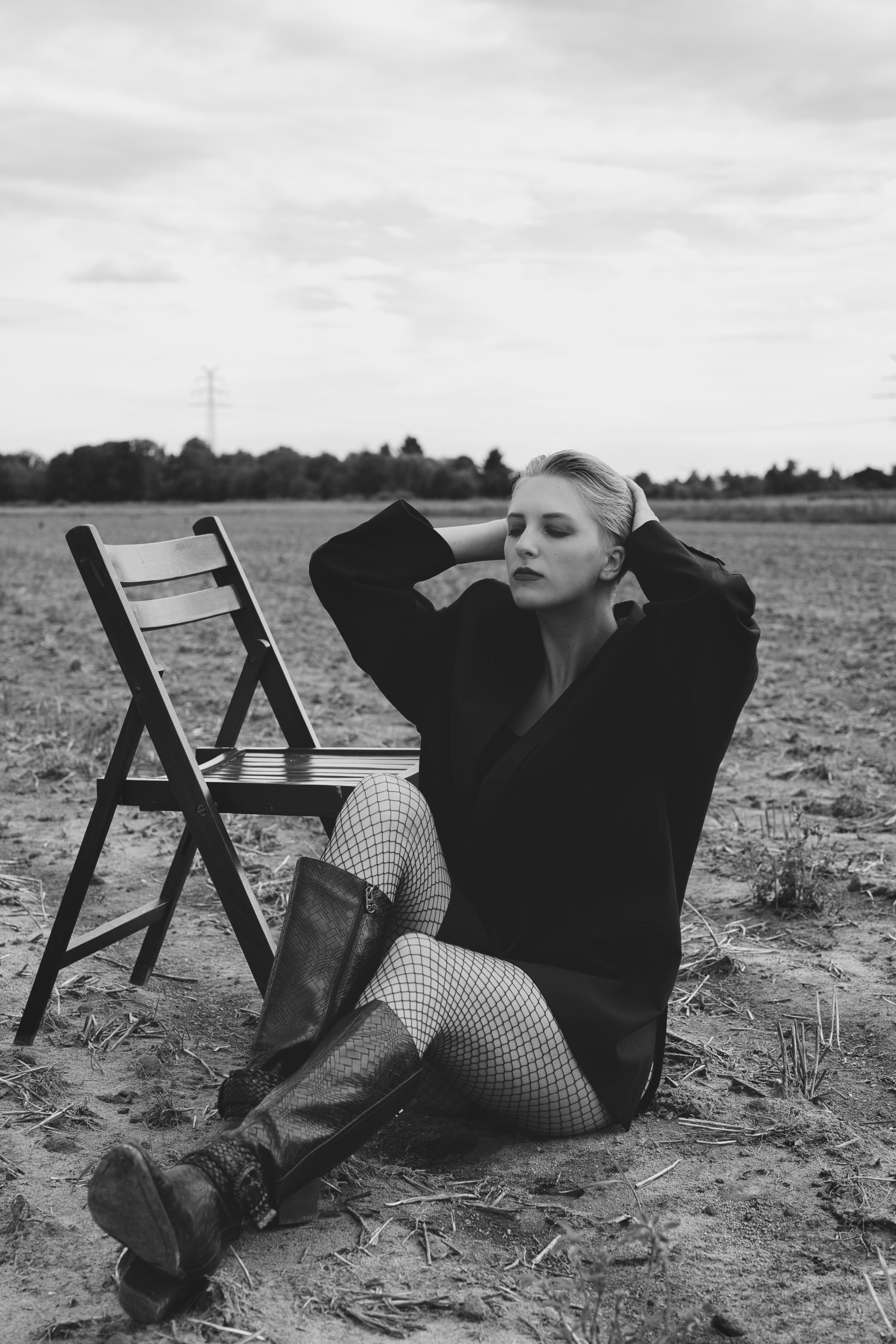 Фотосесія зі стільцем в полі. Фотограф Анастасія Залужна | Манхайм