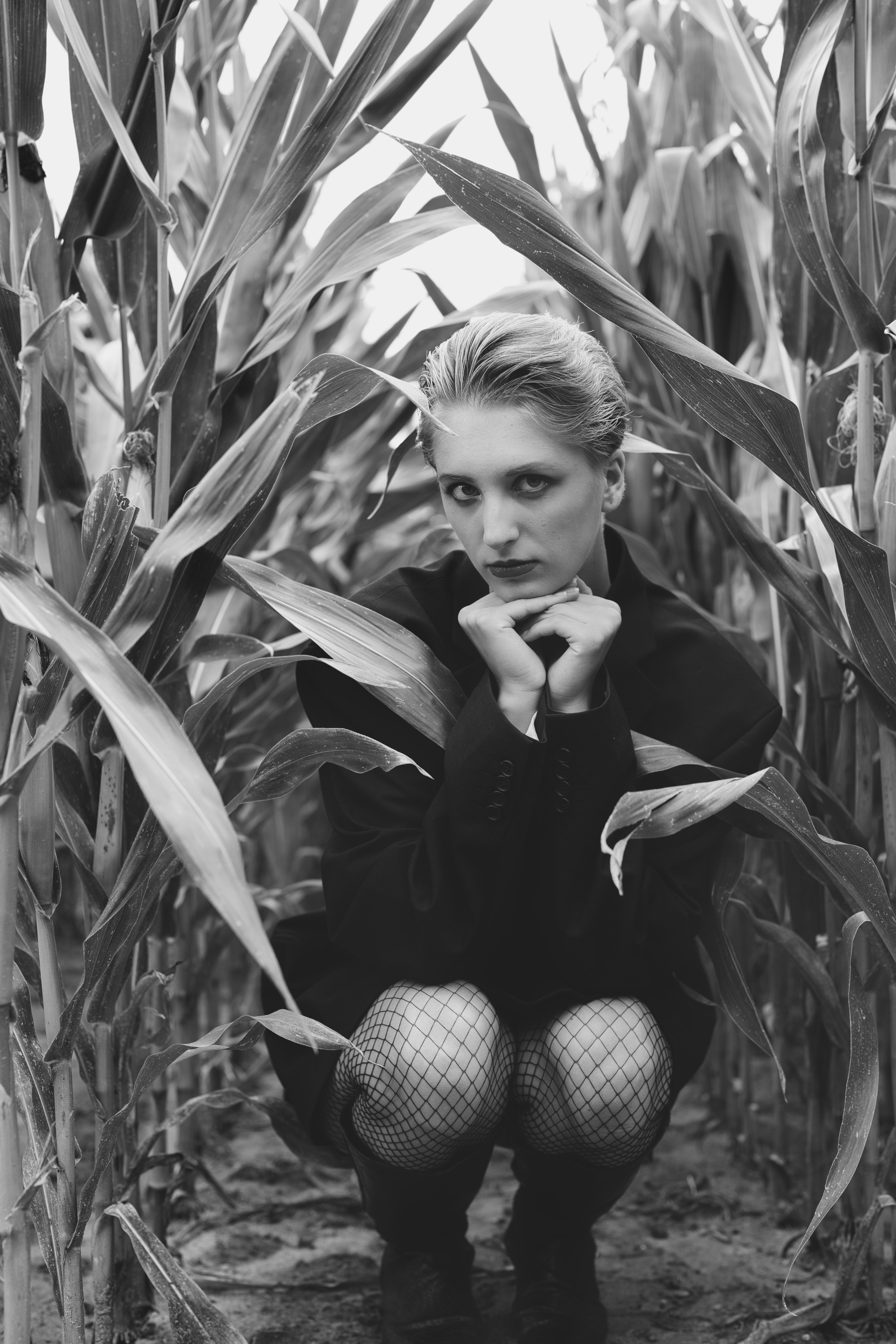 Фотосесія зі стільцем в полі. Фотограф Анастасія Залужна | Манхайм