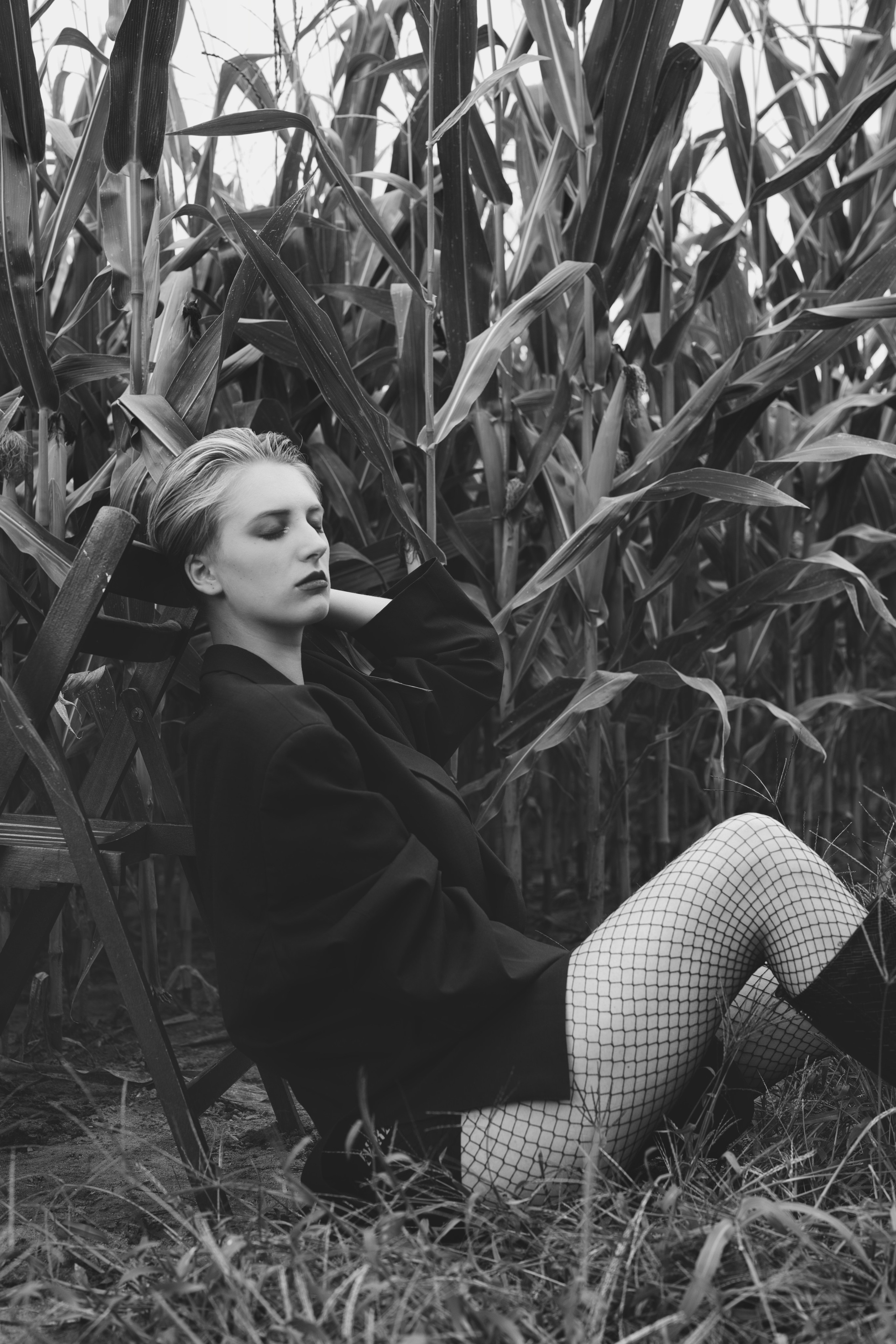 Фотосесія зі стільцем в полі. Фотограф Анастасія Залужна | Манхайм