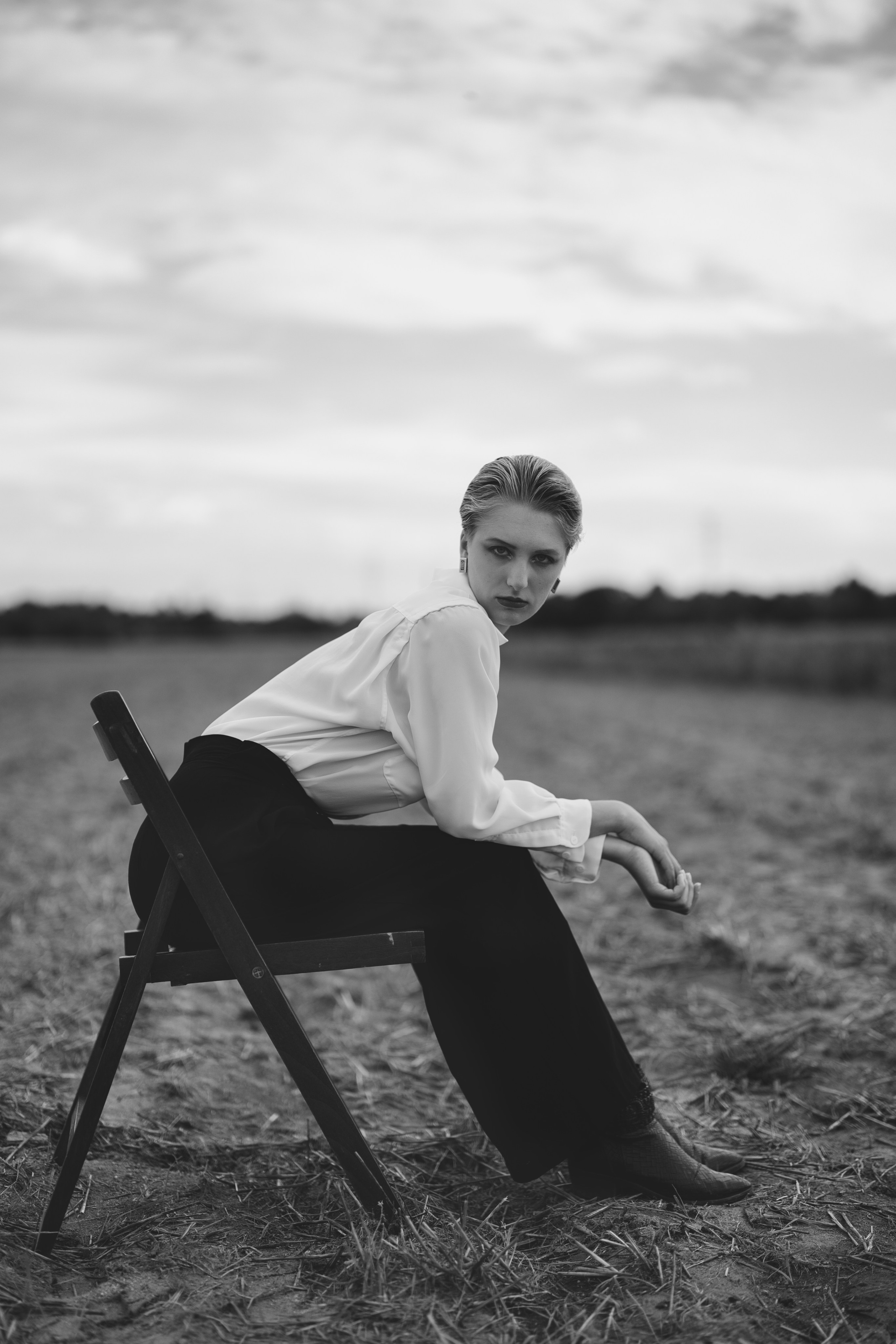 Фотосесія зі стільцем в полі. Фотограф Анастасія Залужна | Манхайм