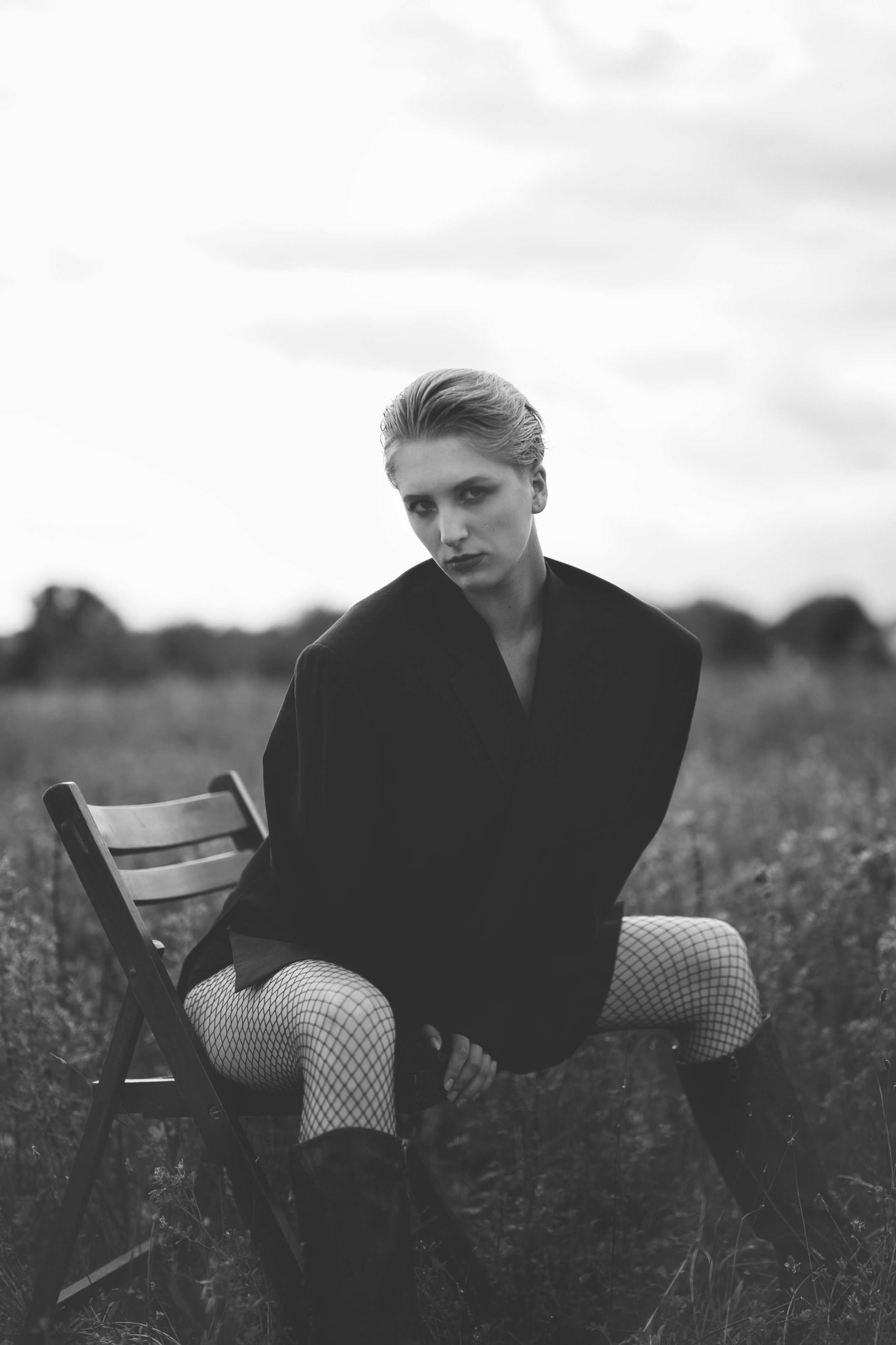 Фотосесія зі стільцем в полі. Фотограф Анастасія Залужна | Манхайм