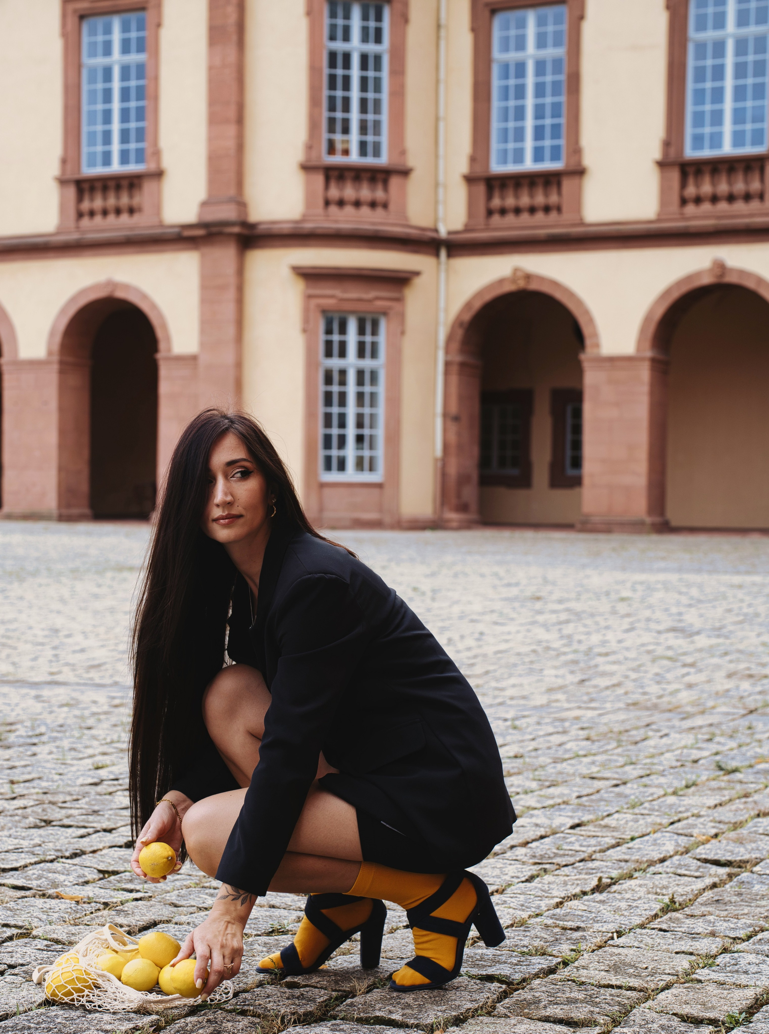Фотосесія з лимонами в місті. Фотограф Анастасія Залужна | Манхайм
