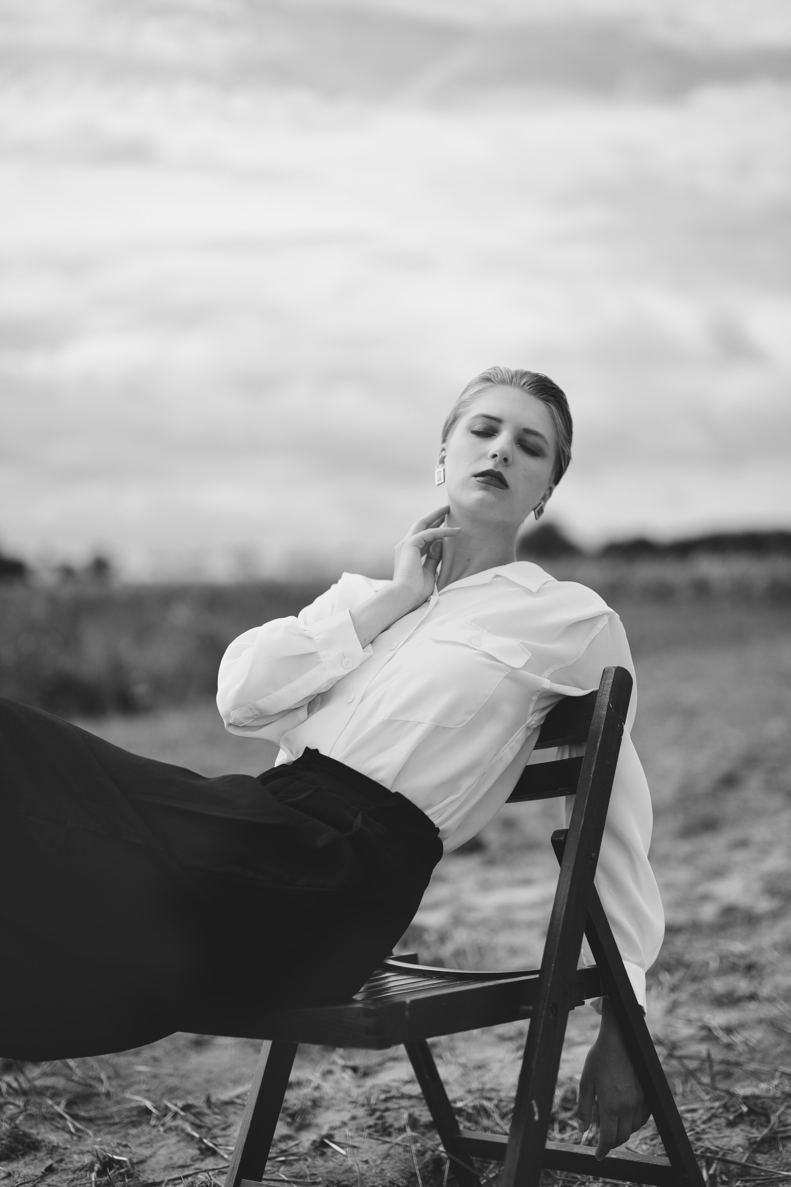 Фотосесія зі стільцем в полі. Фотограф Анастасія Залужна | Манхайм