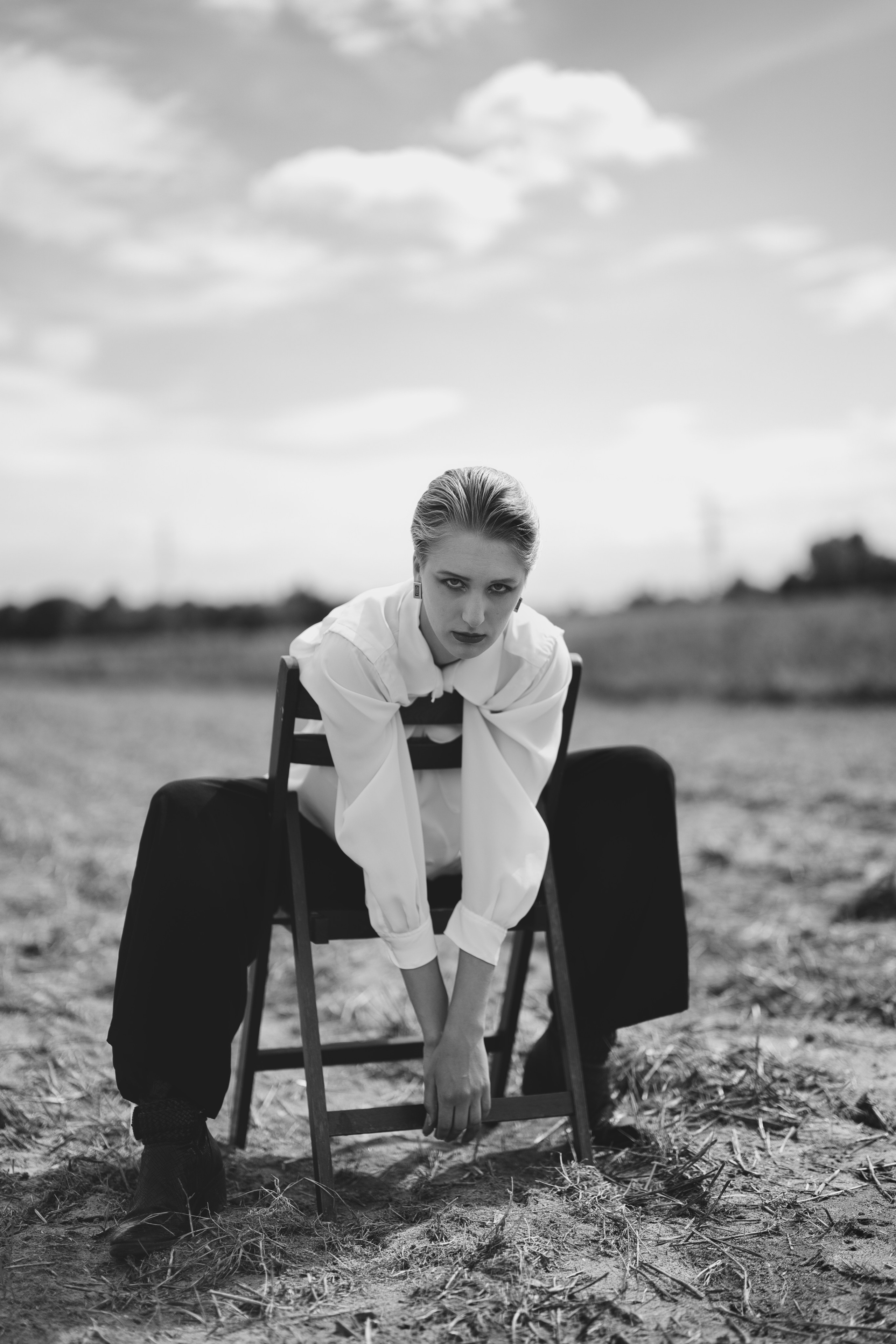 Фотосесія зі стільцем в полі. Фотограф Анастасія Залужна | Манхайм