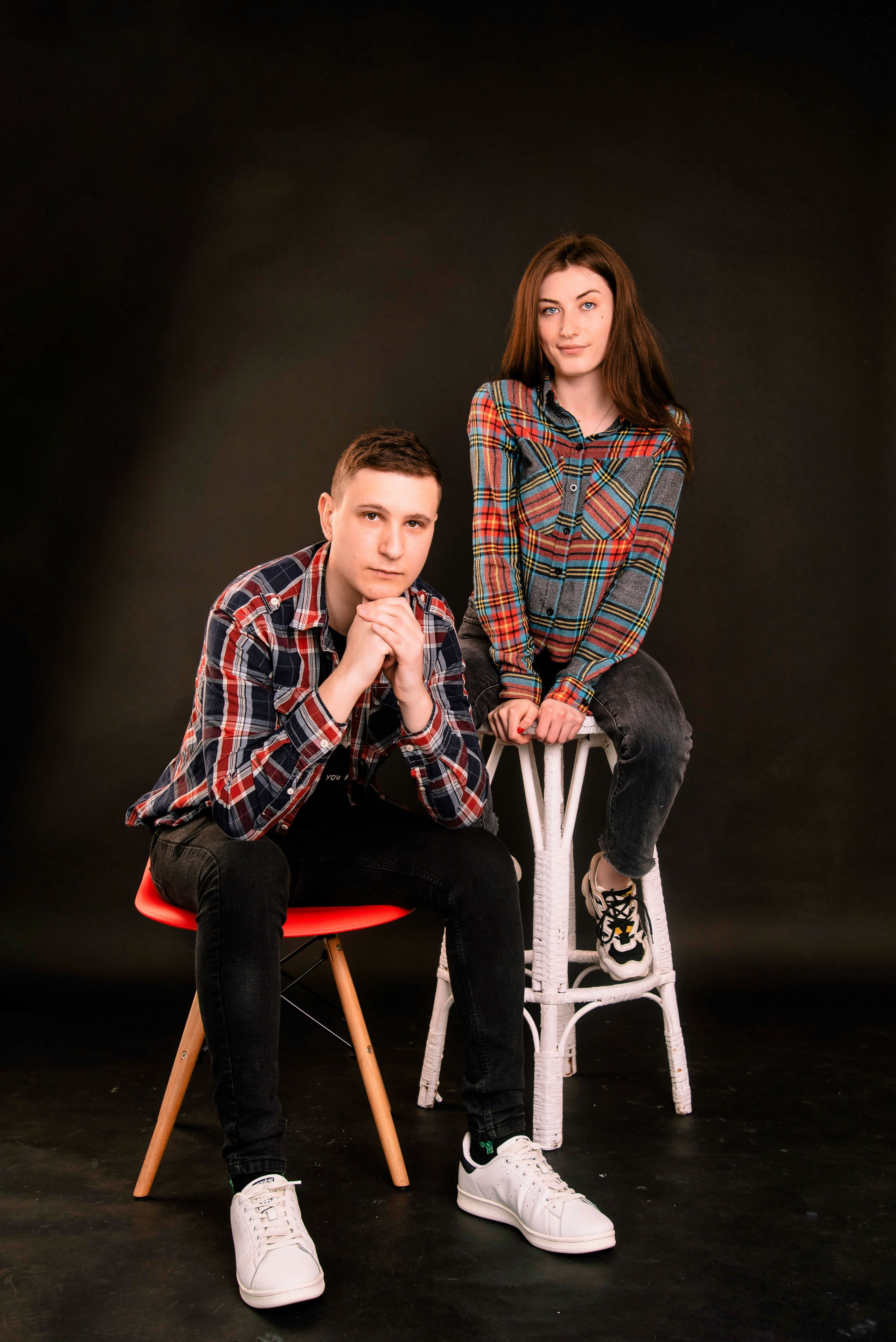 Kreatives Paarshooting mit Stuhl im Studio.