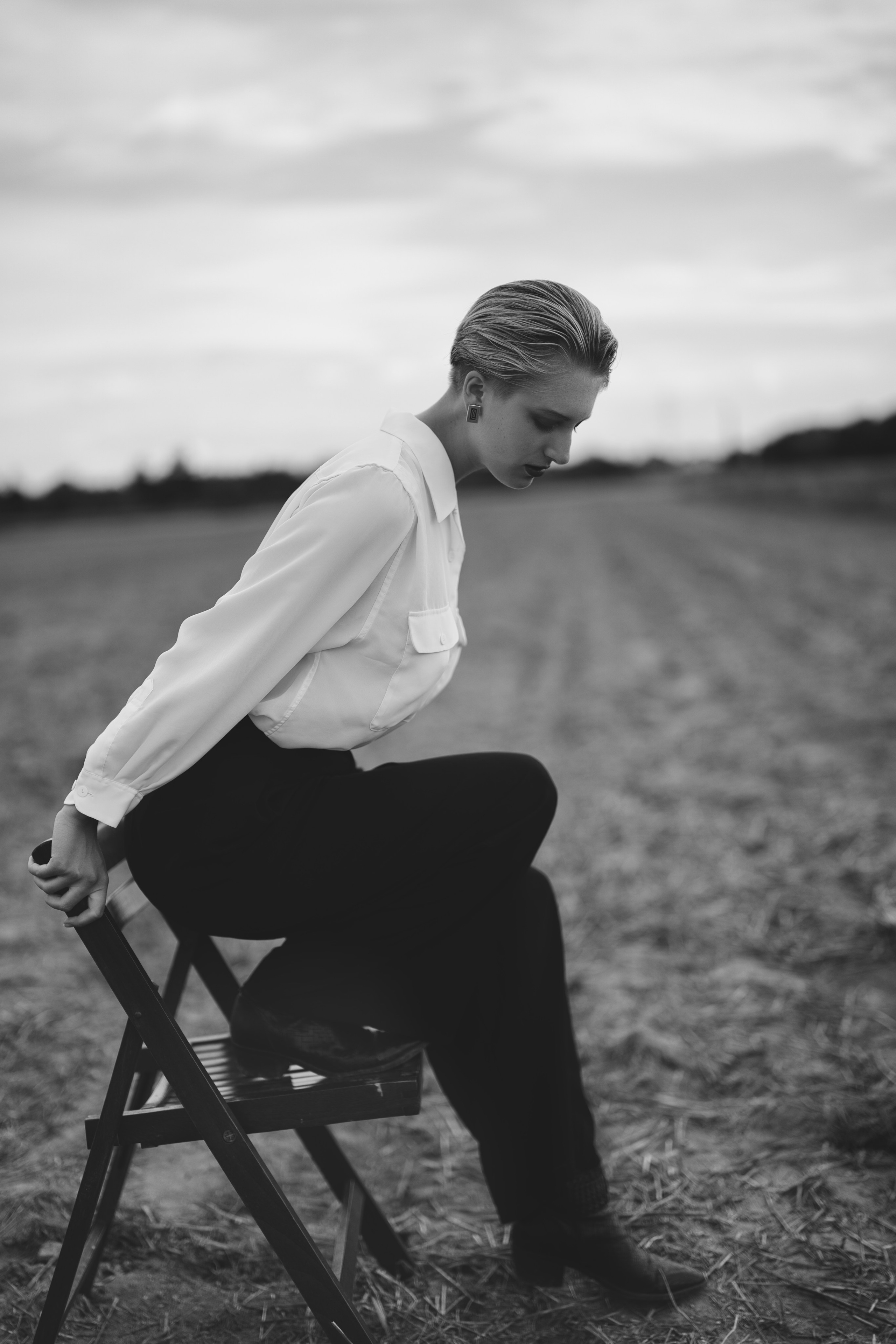 Фотосесія зі стільцем в полі. Фотограф Анастасія Залужна | Манхайм