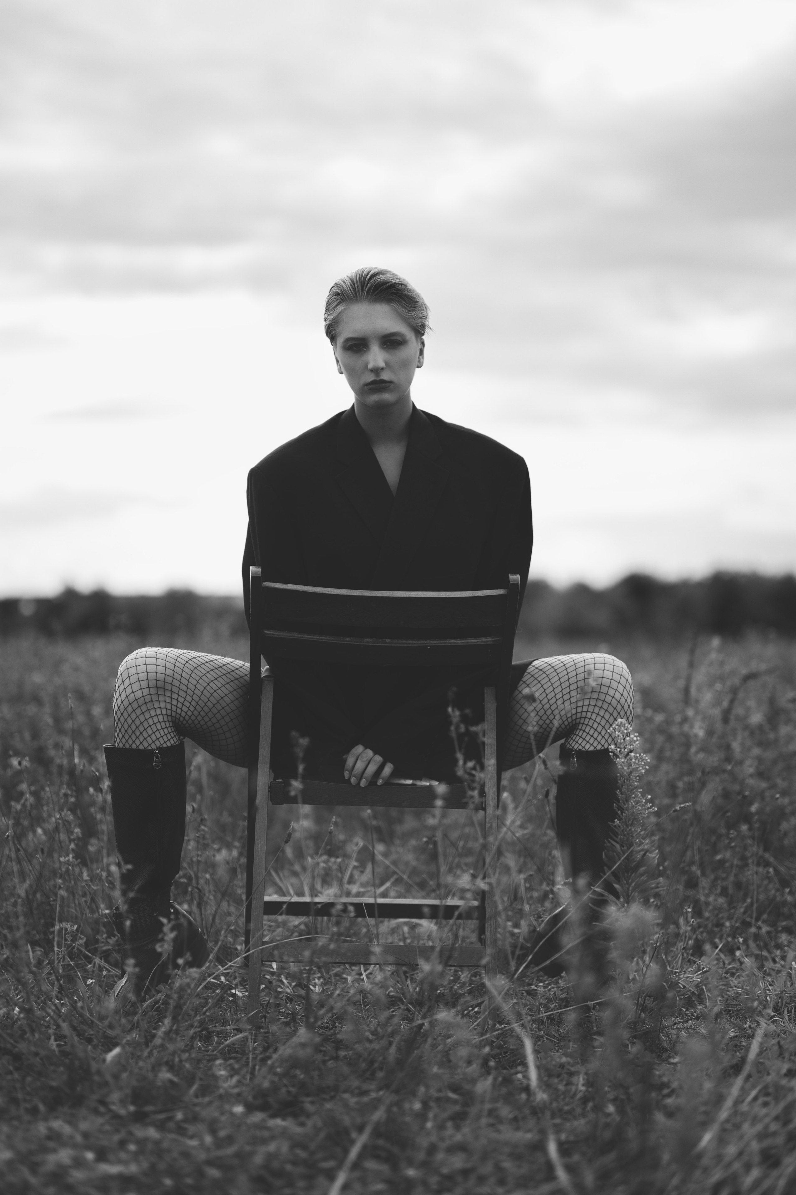 Фотосесія зі стільцем в полі. Фотограф Анастасія Залужна | Манхайм