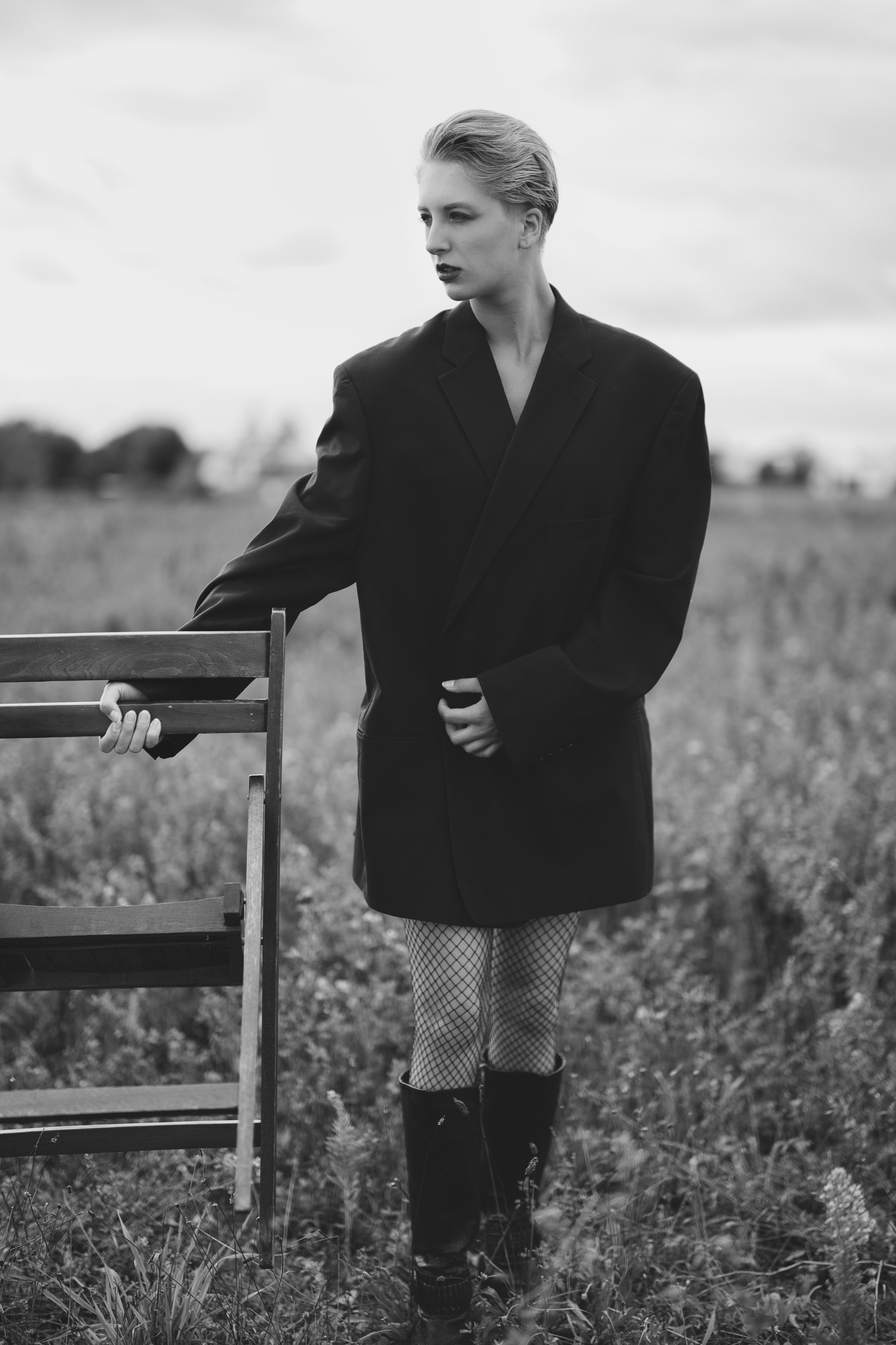 Фотосесія зі стільцем в полі. Фотограф Анастасія Залужна | Манхайм