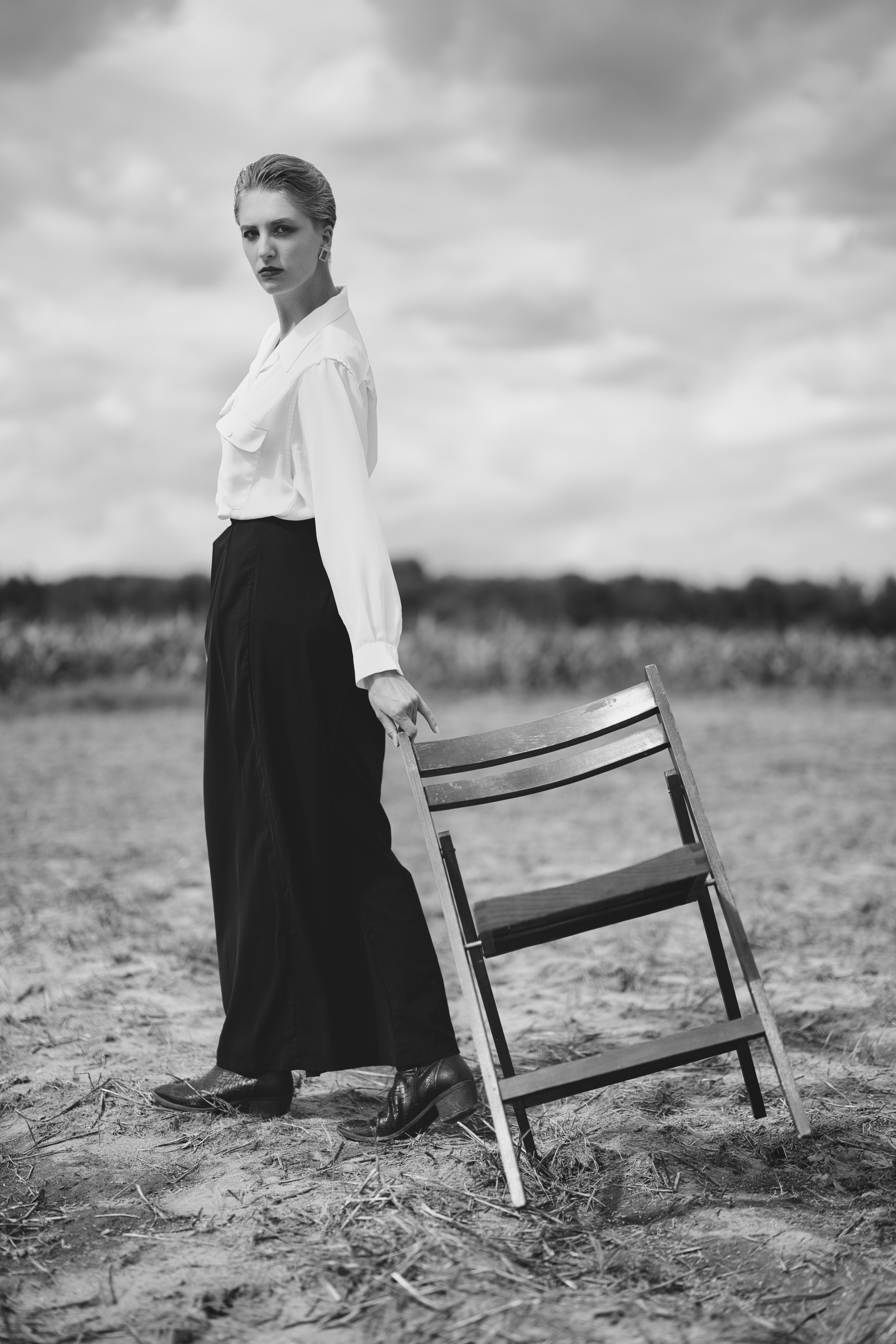 Фотосесія зі стільцем в полі. Фотограф Анастасія Залужна | Манхайм