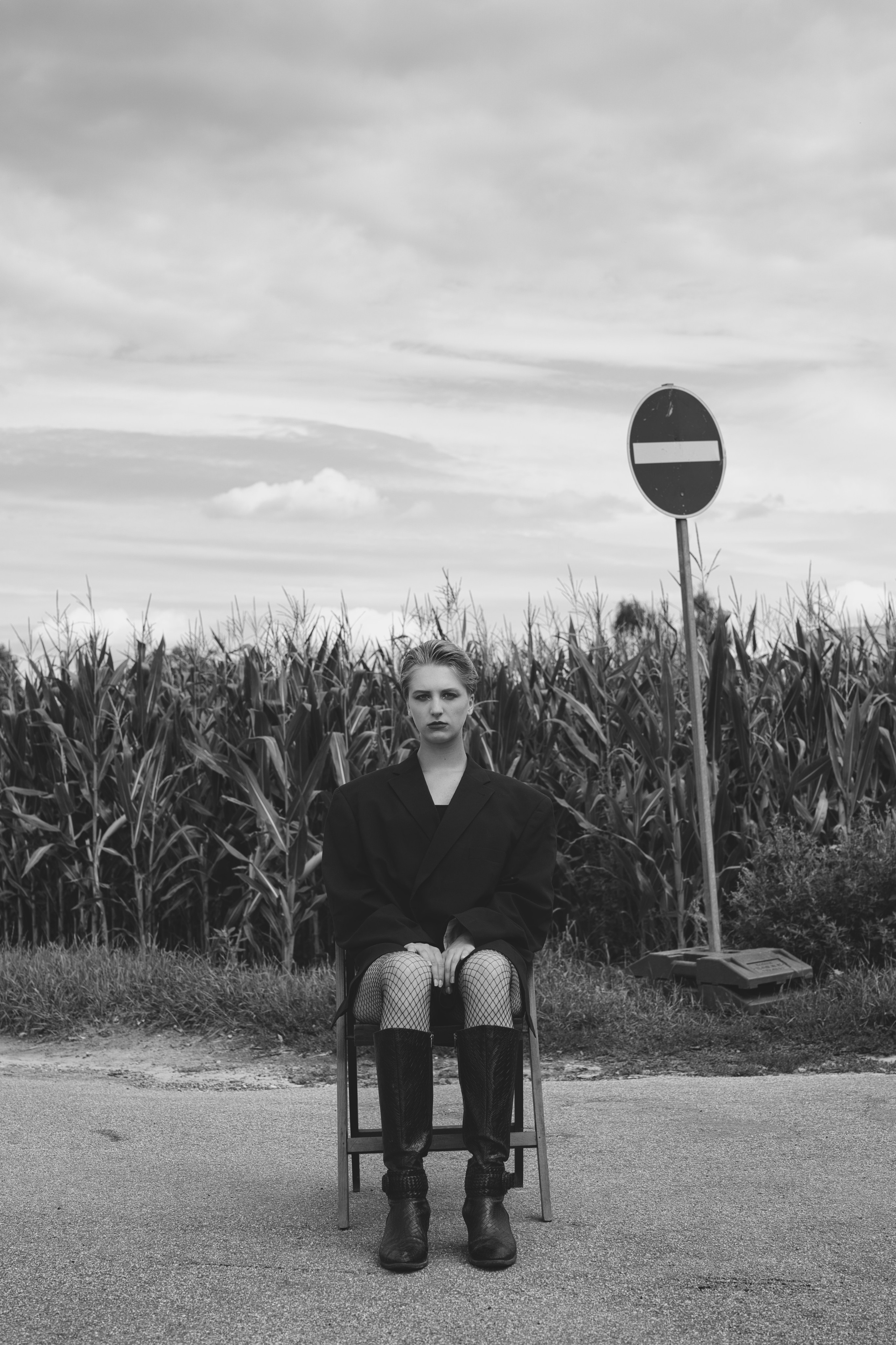 Фотосесія зі стільцем в полі. Фотограф Анастасія Залужна | Манхайм