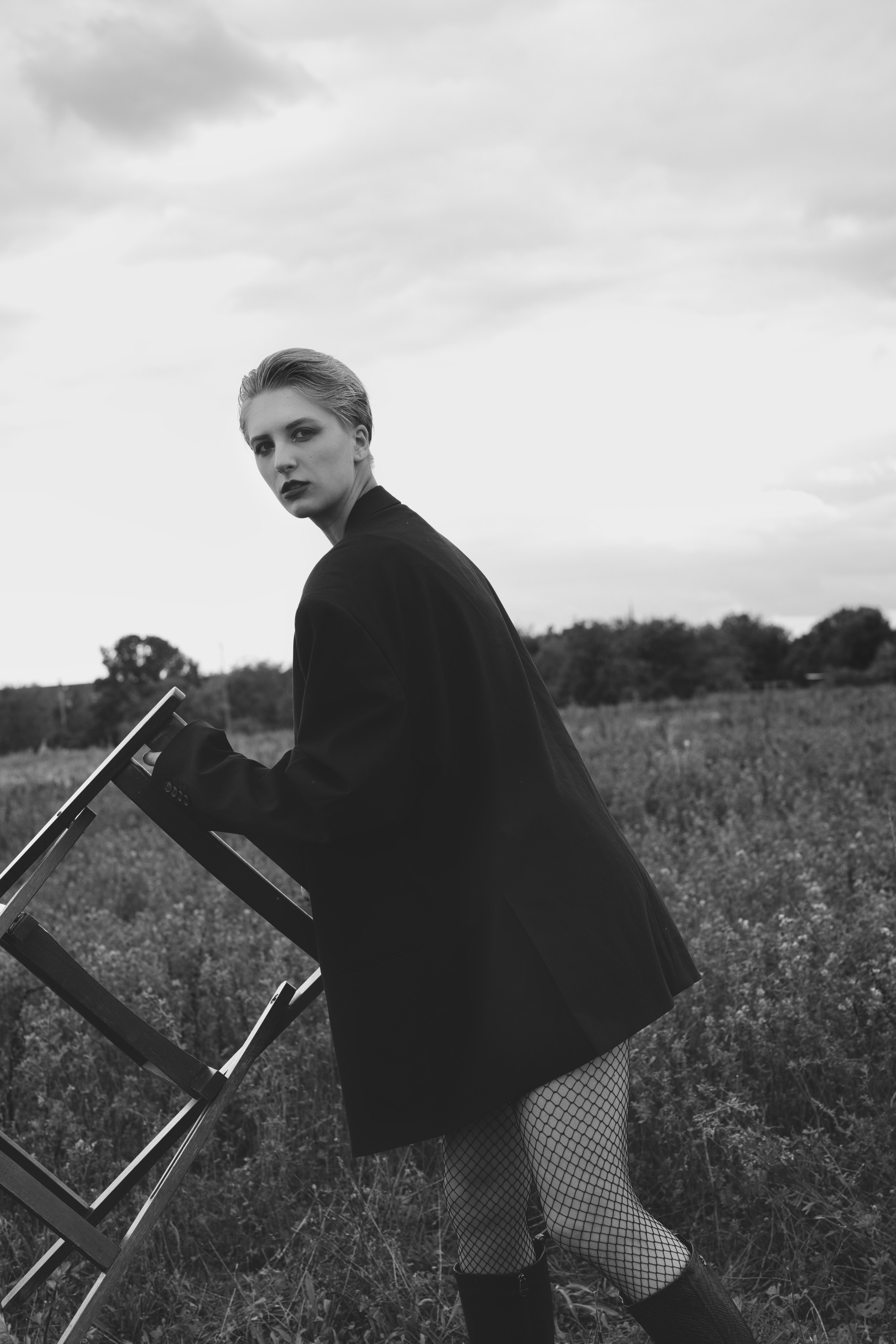 Фотосесія зі стільцем в полі. Фотограф Анастасія Залужна | Манхайм