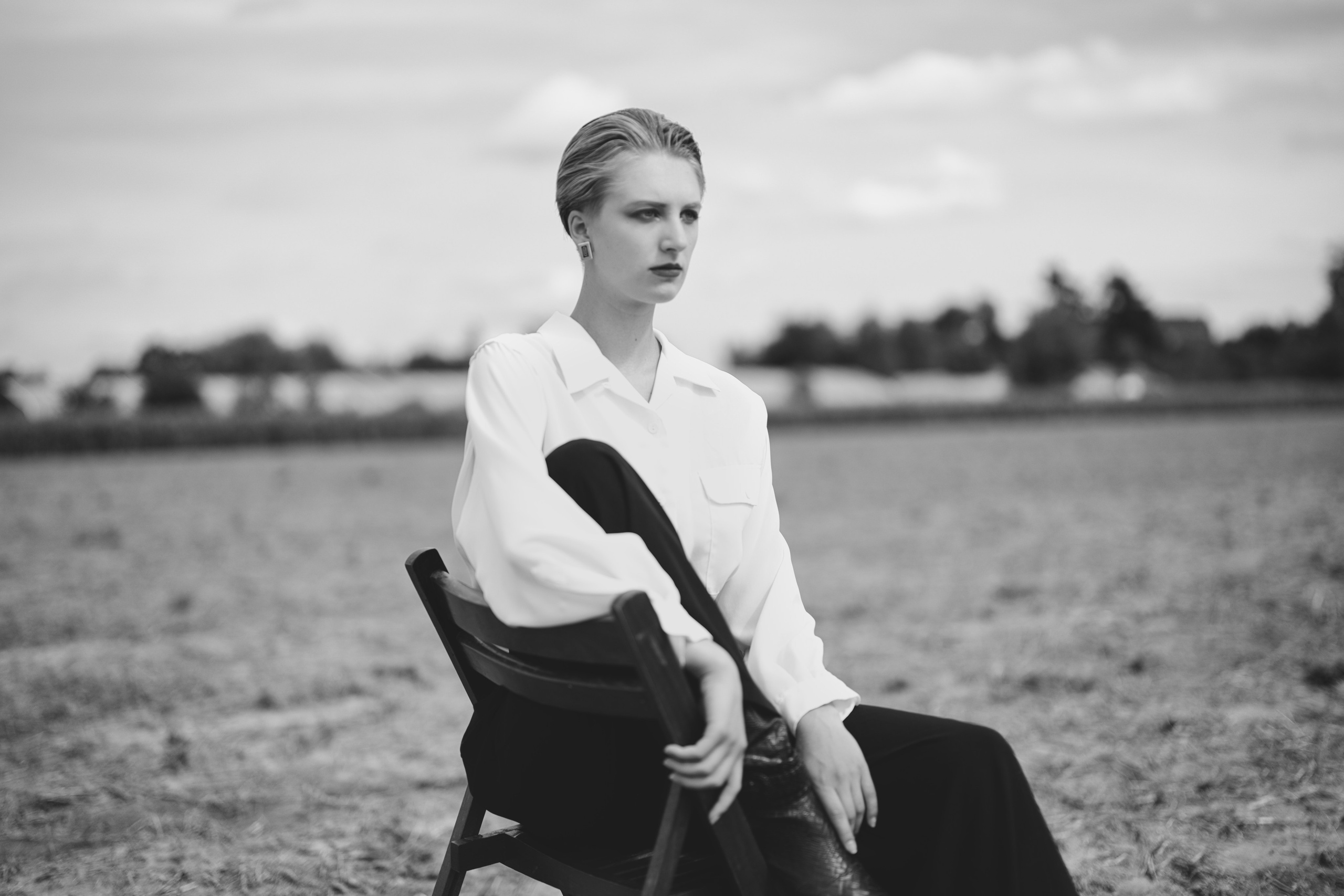 Фотосесія зі стільцем в полі. Фотограф Анастасія Залужна | Манхайм