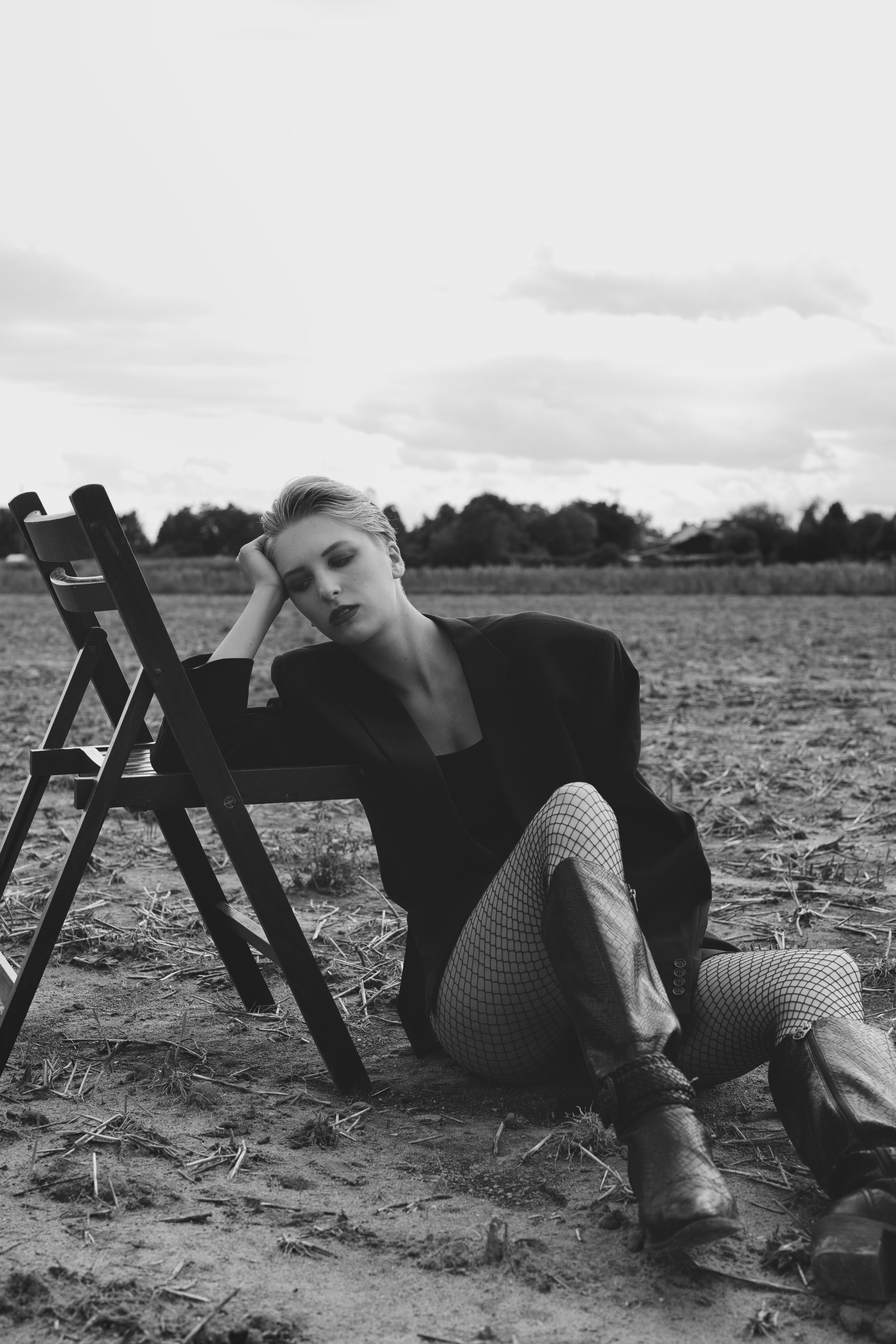 Фотосесія зі стільцем в полі. Фотограф Анастасія Залужна | Манхайм