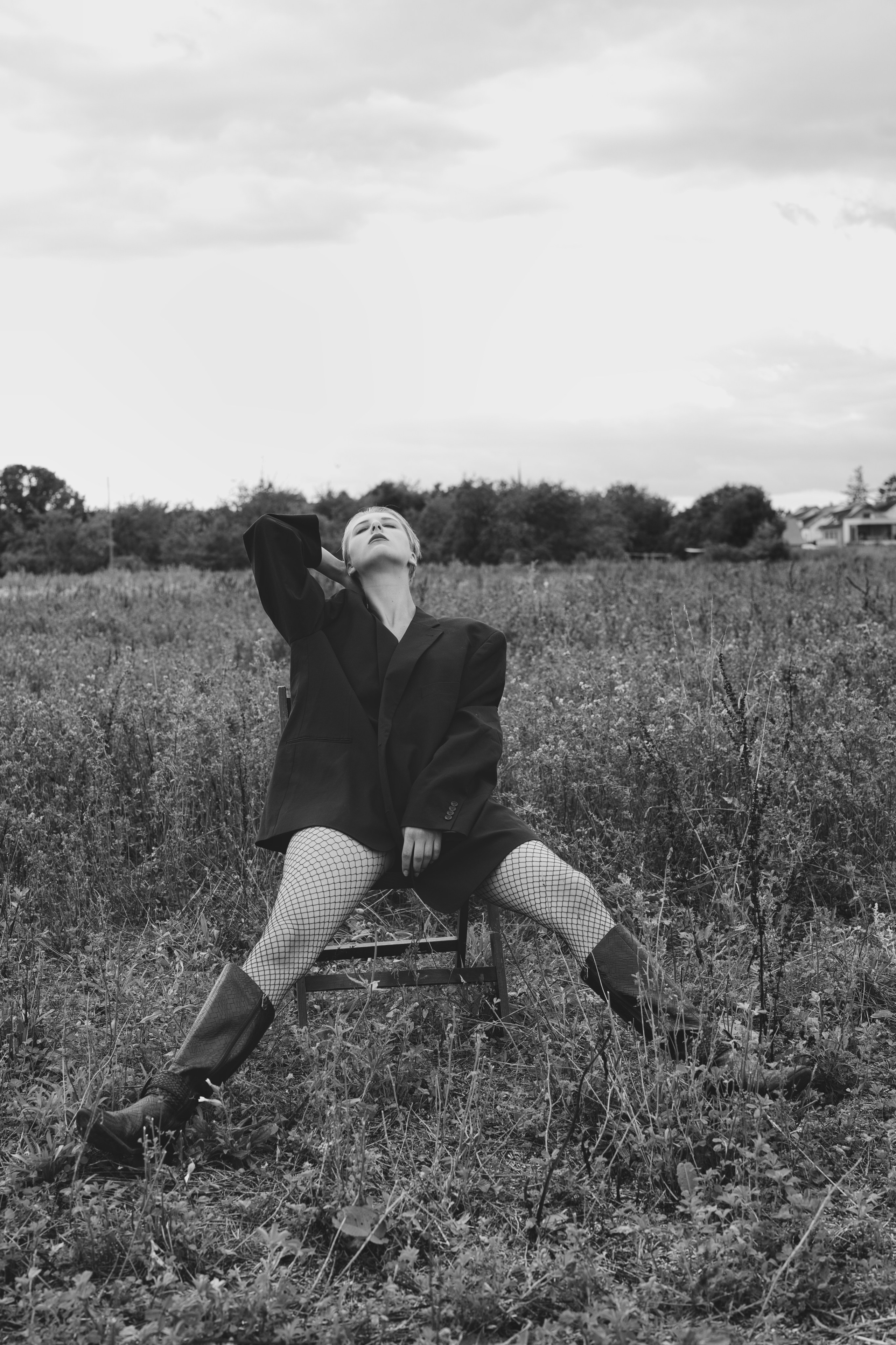 Фотосесія зі стільцем в полі. Фотограф Анастасія Залужна | Манхайм