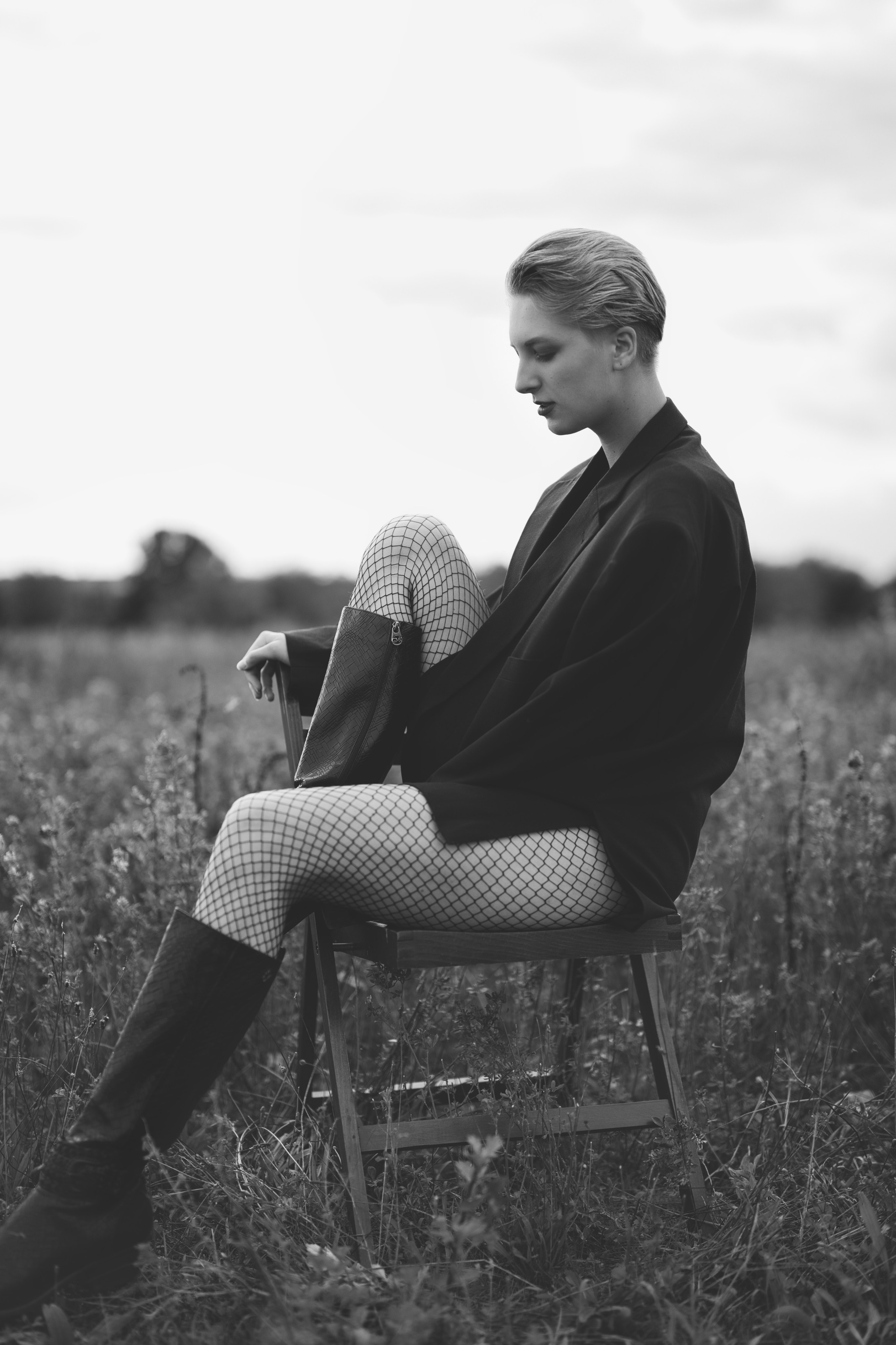 Фотосесія зі стільцем в полі. Фотограф Анастасія Залужна | Манхайм