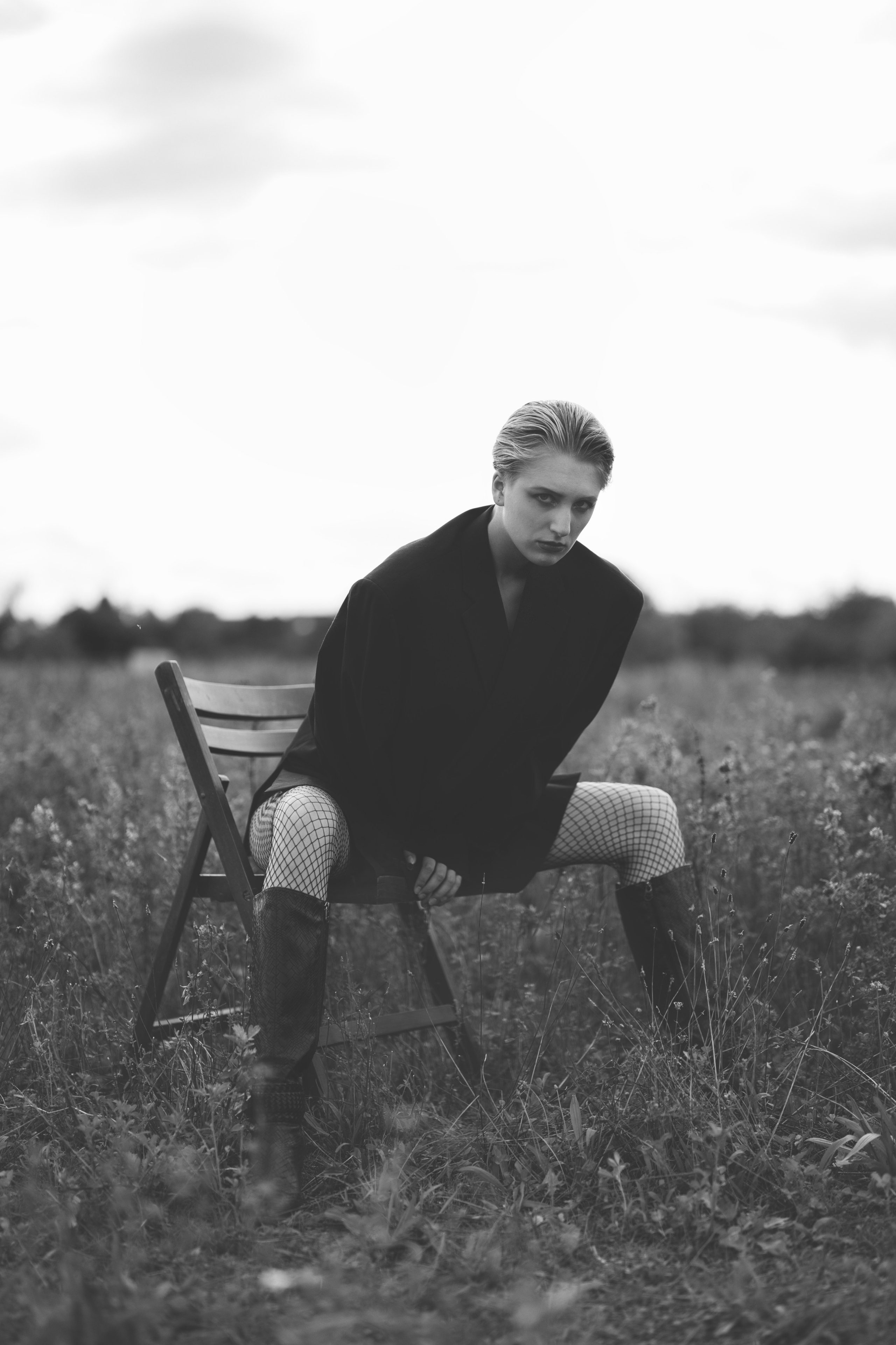 Фотосесія зі стільцем в полі. Фотограф Анастасія Залужна | Манхайм