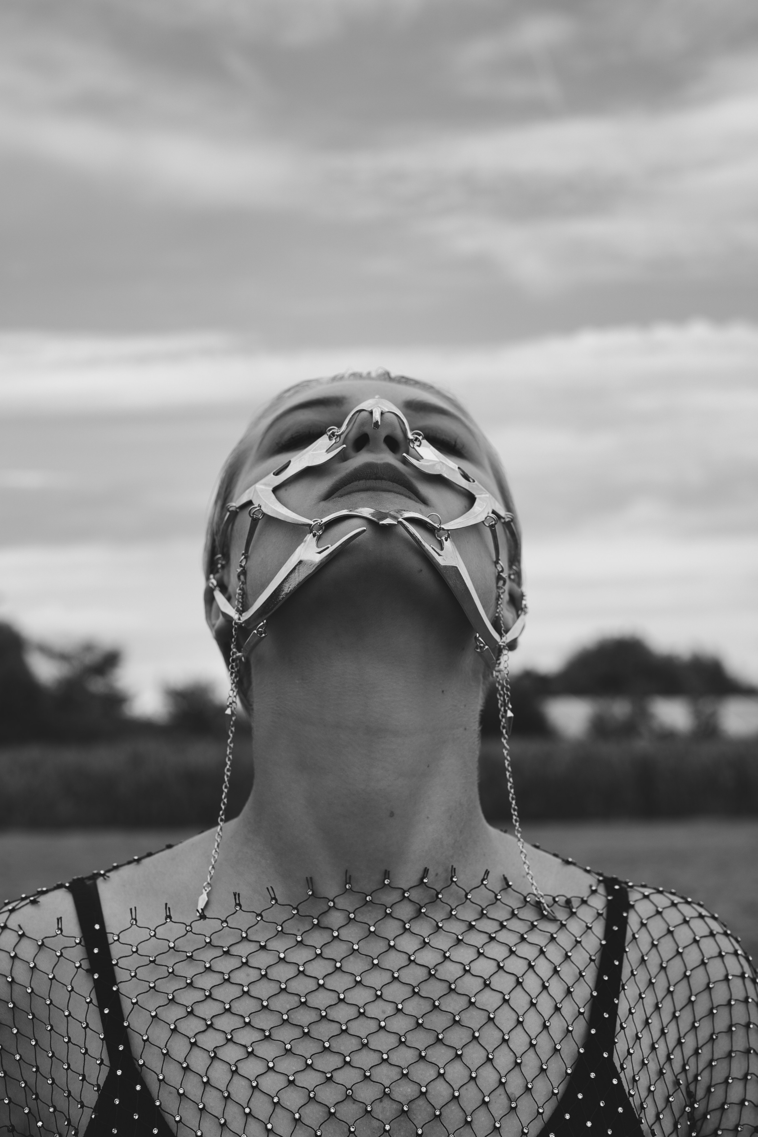 Фотосесія зі стільцем в полі. Фотограф Анастасія Залужна | Манхайм