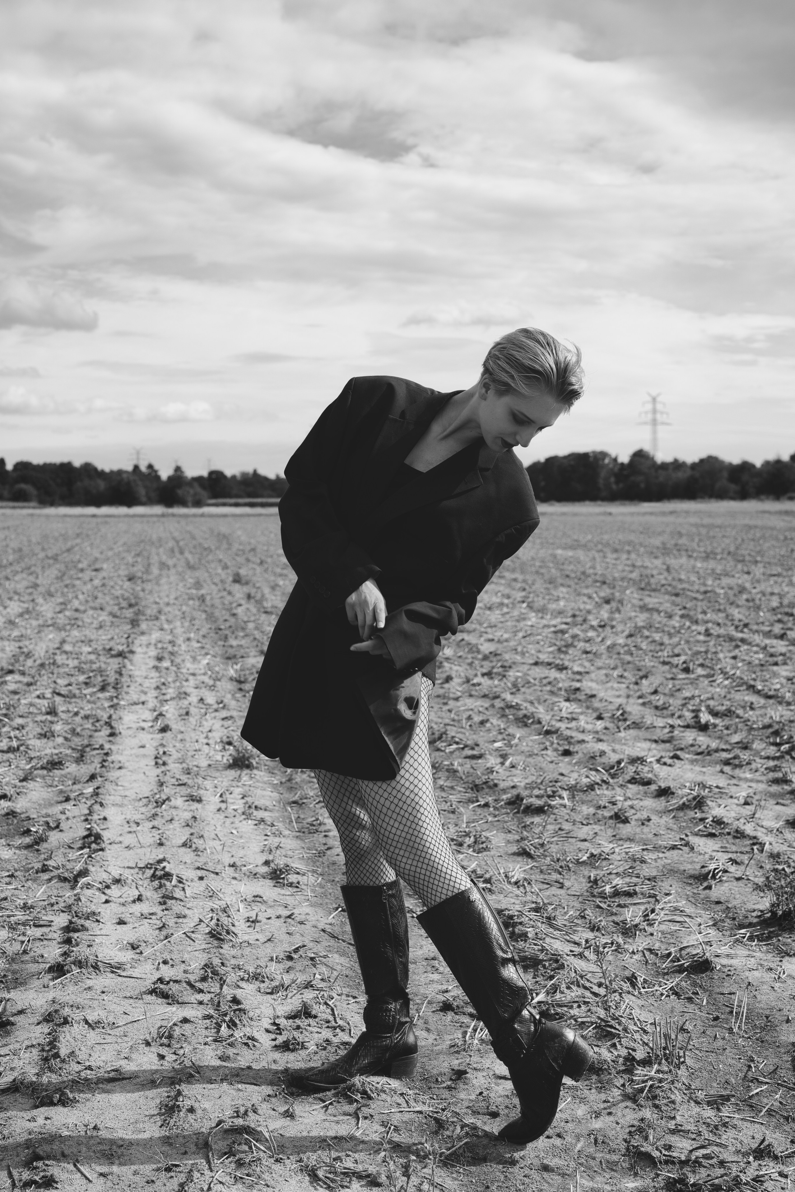 Фотосесія зі стільцем в полі. Фотограф Анастасія Залужна | Манхайм