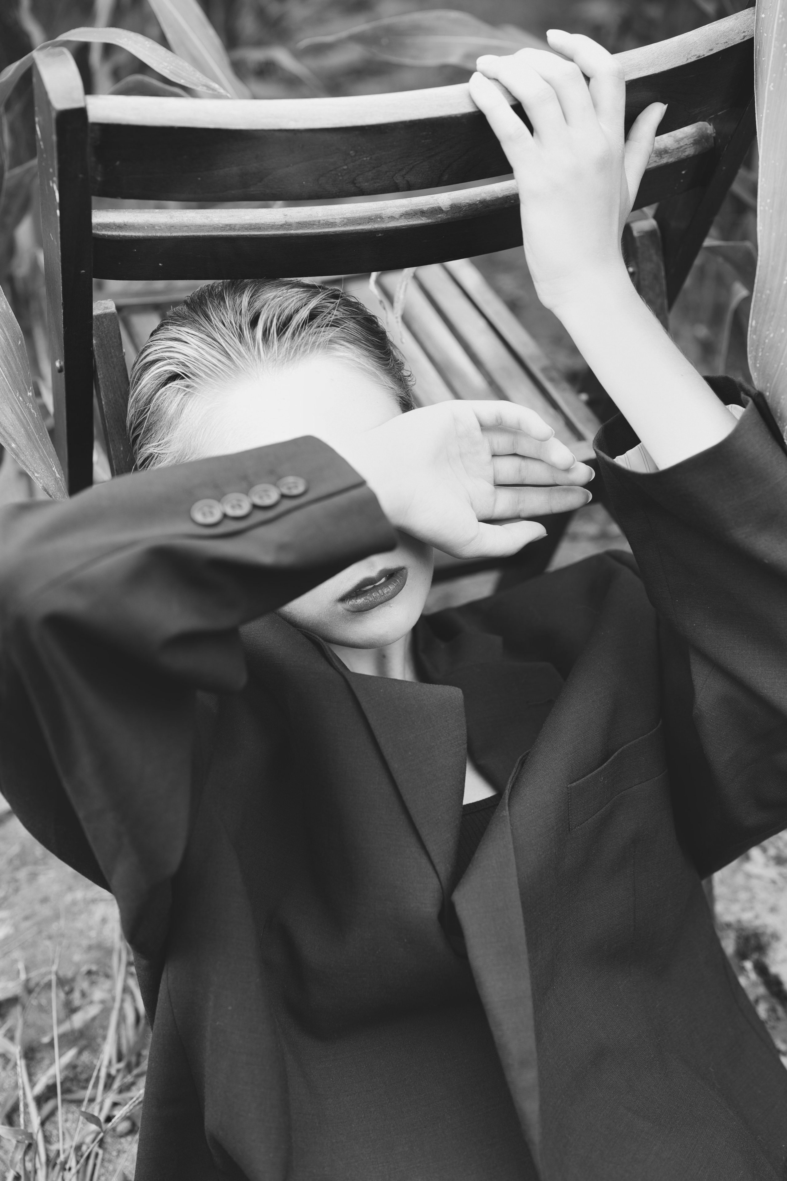 Фотосесія зі стільцем в полі. Фотограф Анастасія Залужна | Манхайм