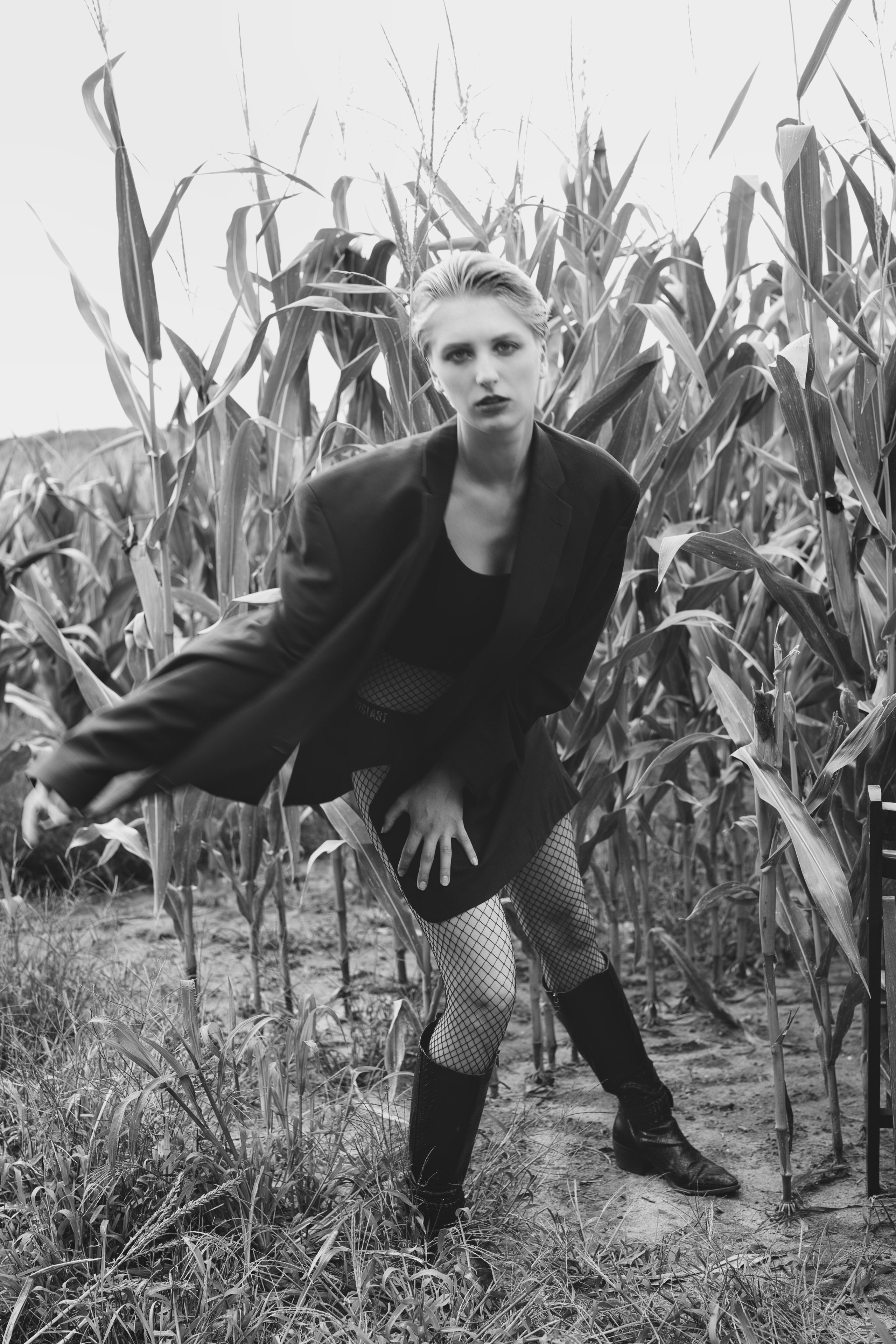 Фотосесія зі стільцем в полі. Фотограф Анастасія Залужна | Манхайм