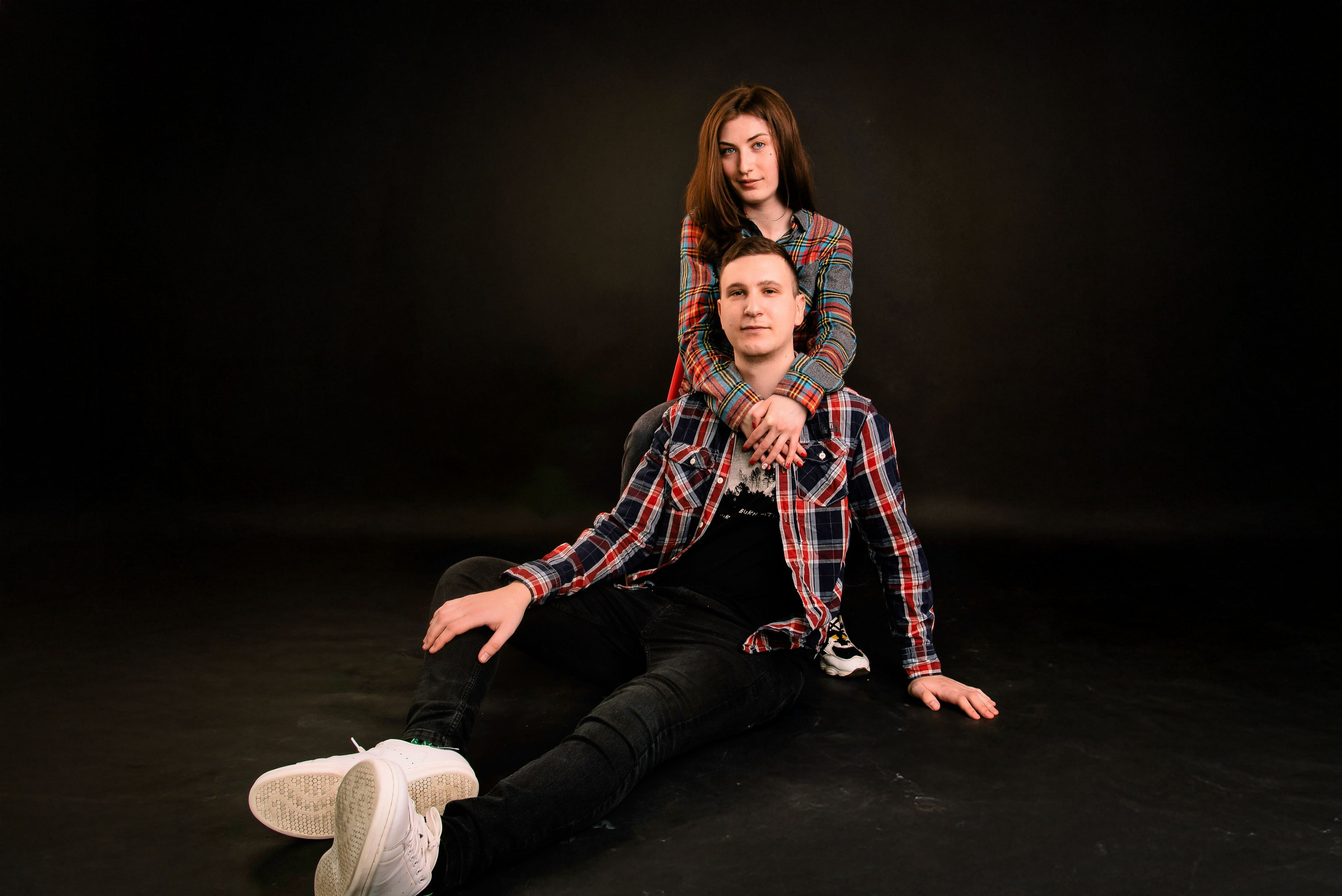 Studioaufnahme im Sitzen auf dem Boden.