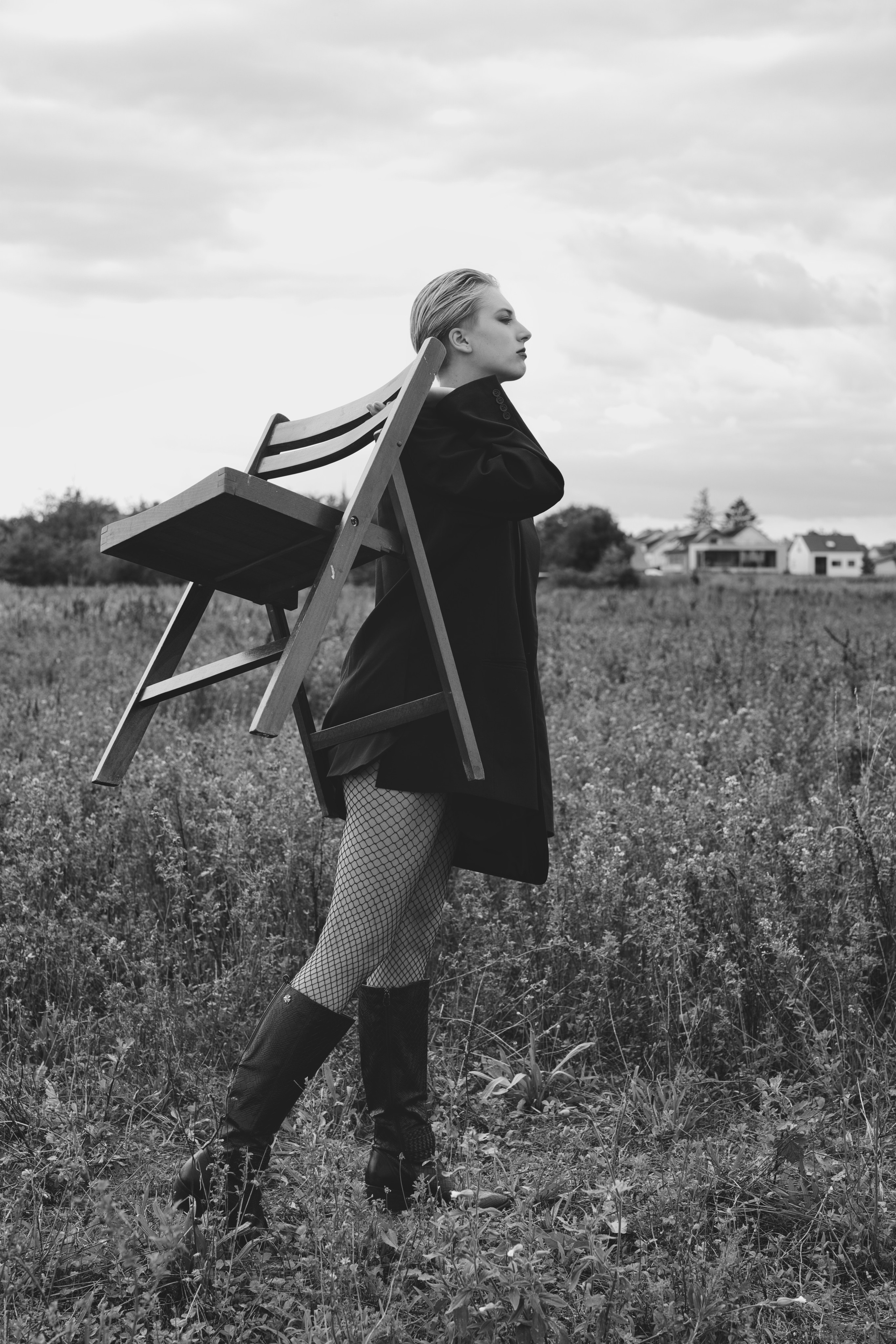 Фотосесія зі стільцем в полі. Фотограф Анастасія Залужна | Манхайм