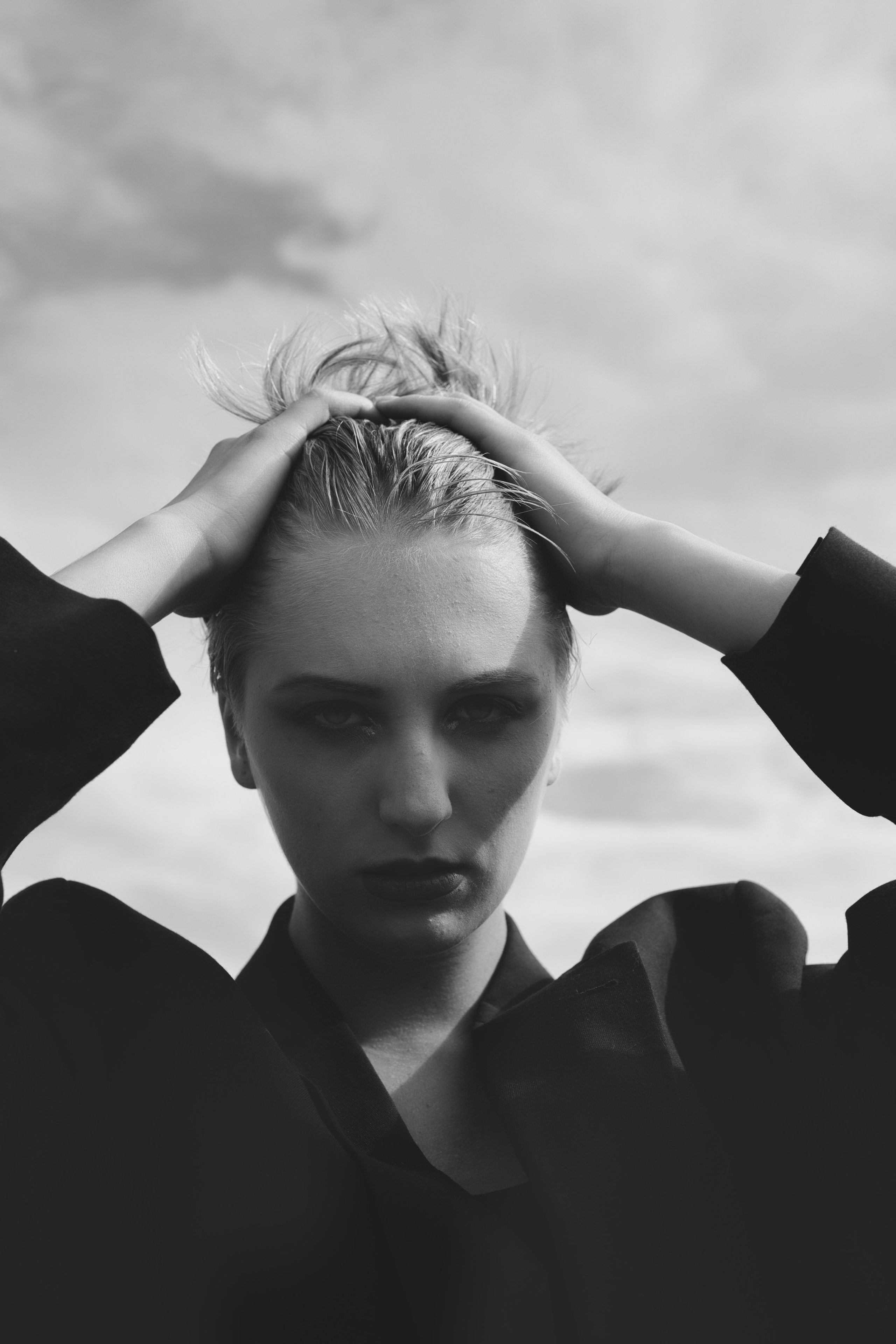 Фотосесія зі стільцем в полі. Фотограф Анастасія Залужна | Манхайм