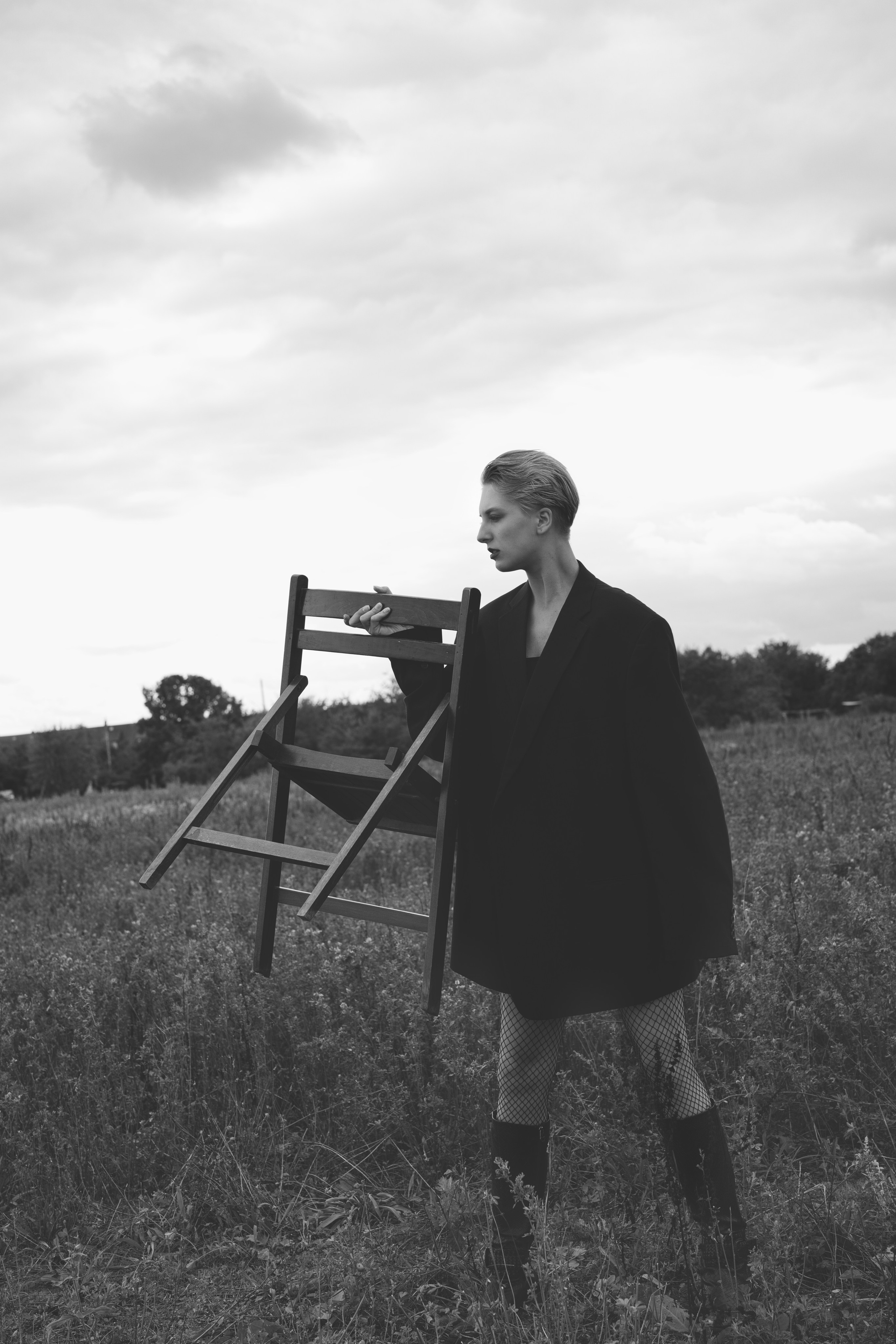 Фотосесія зі стільцем в полі. Фотограф Анастасія Залужна | Манхайм