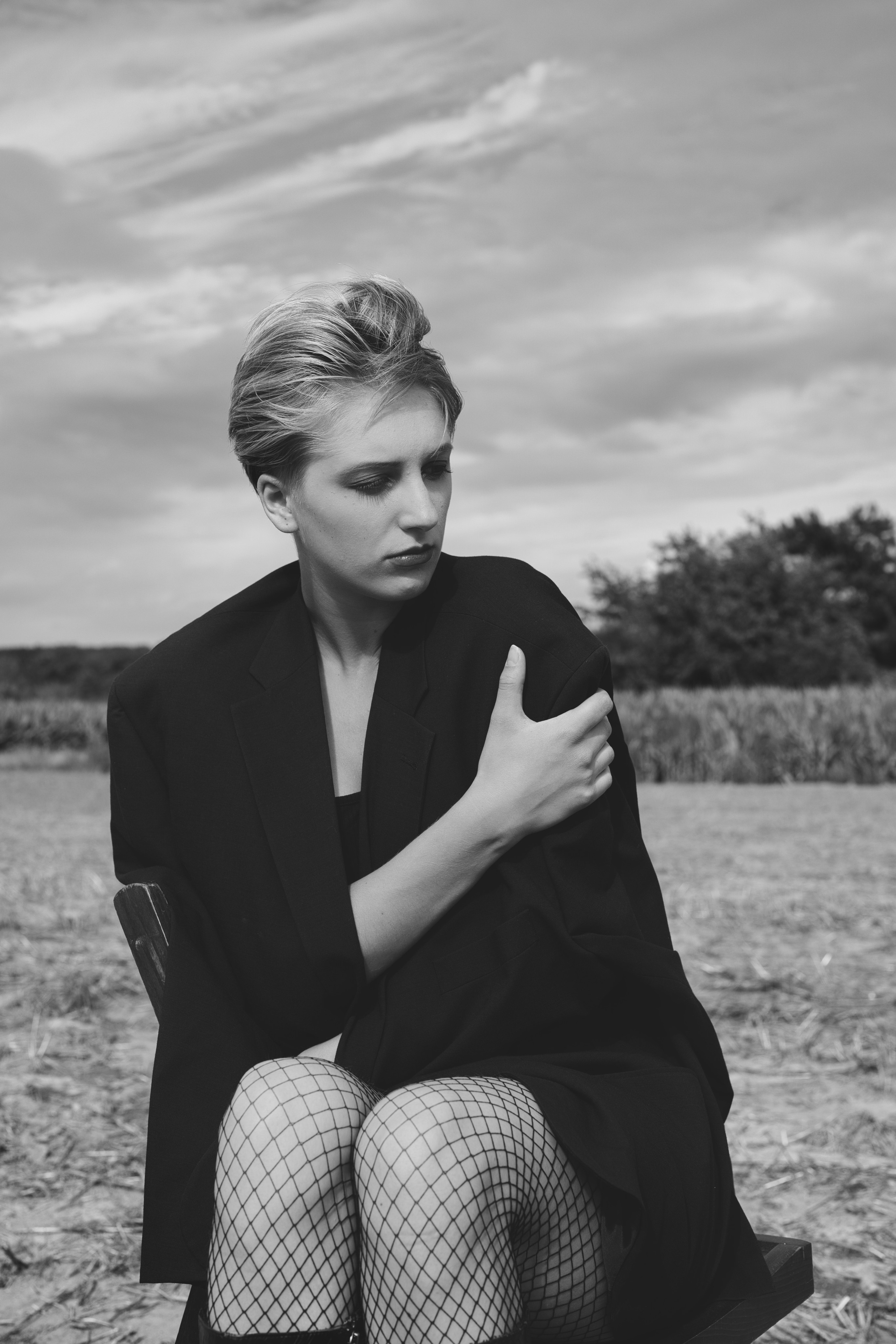 Фотосесія зі стільцем в полі. Фотограф Анастасія Залужна | Манхайм